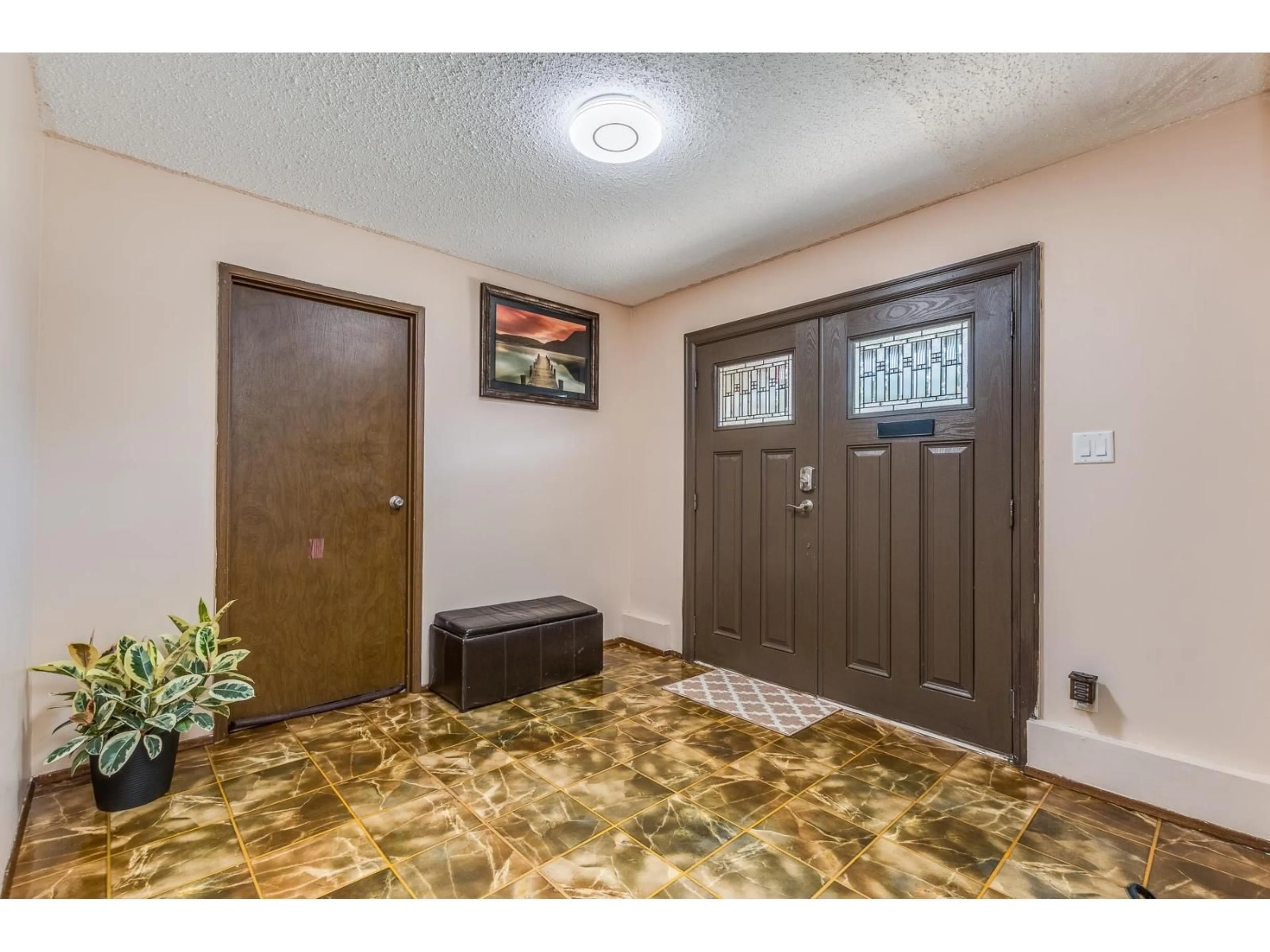 Indoor entryway for 8563 145, Surrey British Columbia V3S5T9