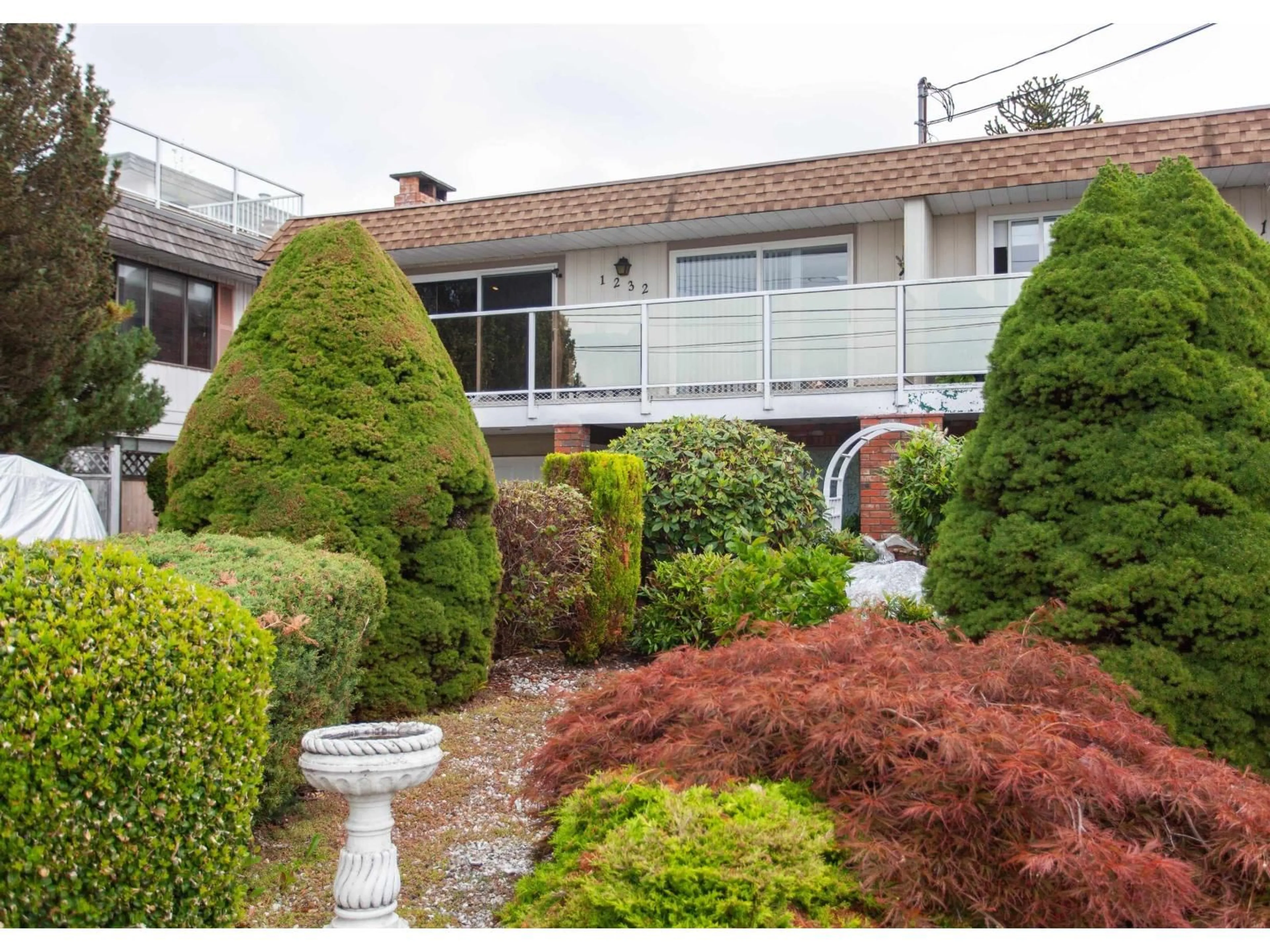 A pic from outside/outdoor area/front of a property/back of a property/a pic from drone, unknown for 1232 FOSTER, White Rock British Columbia V4B3X1