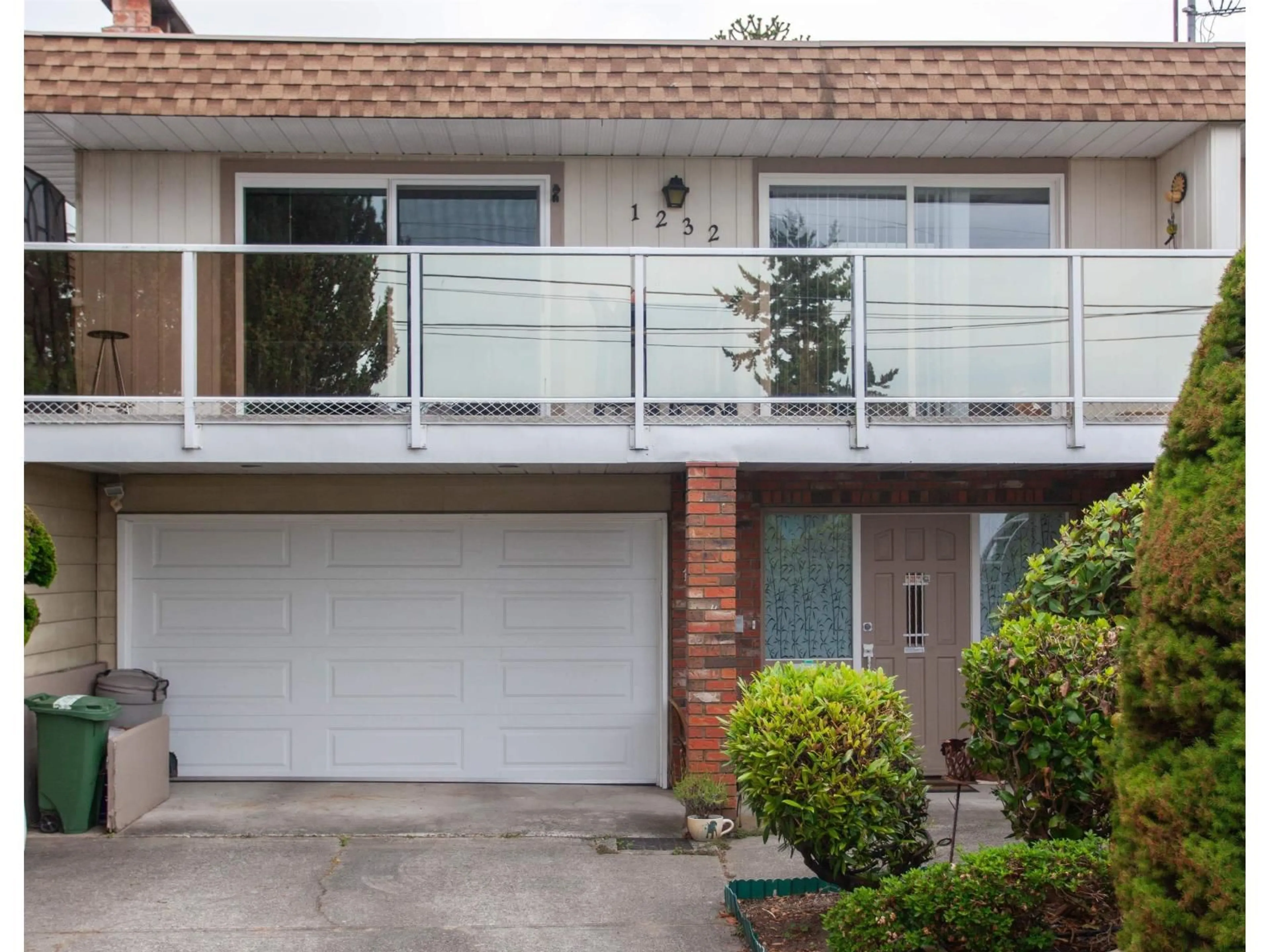 Home with vinyl exterior material, street for 1232 FOSTER, White Rock British Columbia V4B3X1