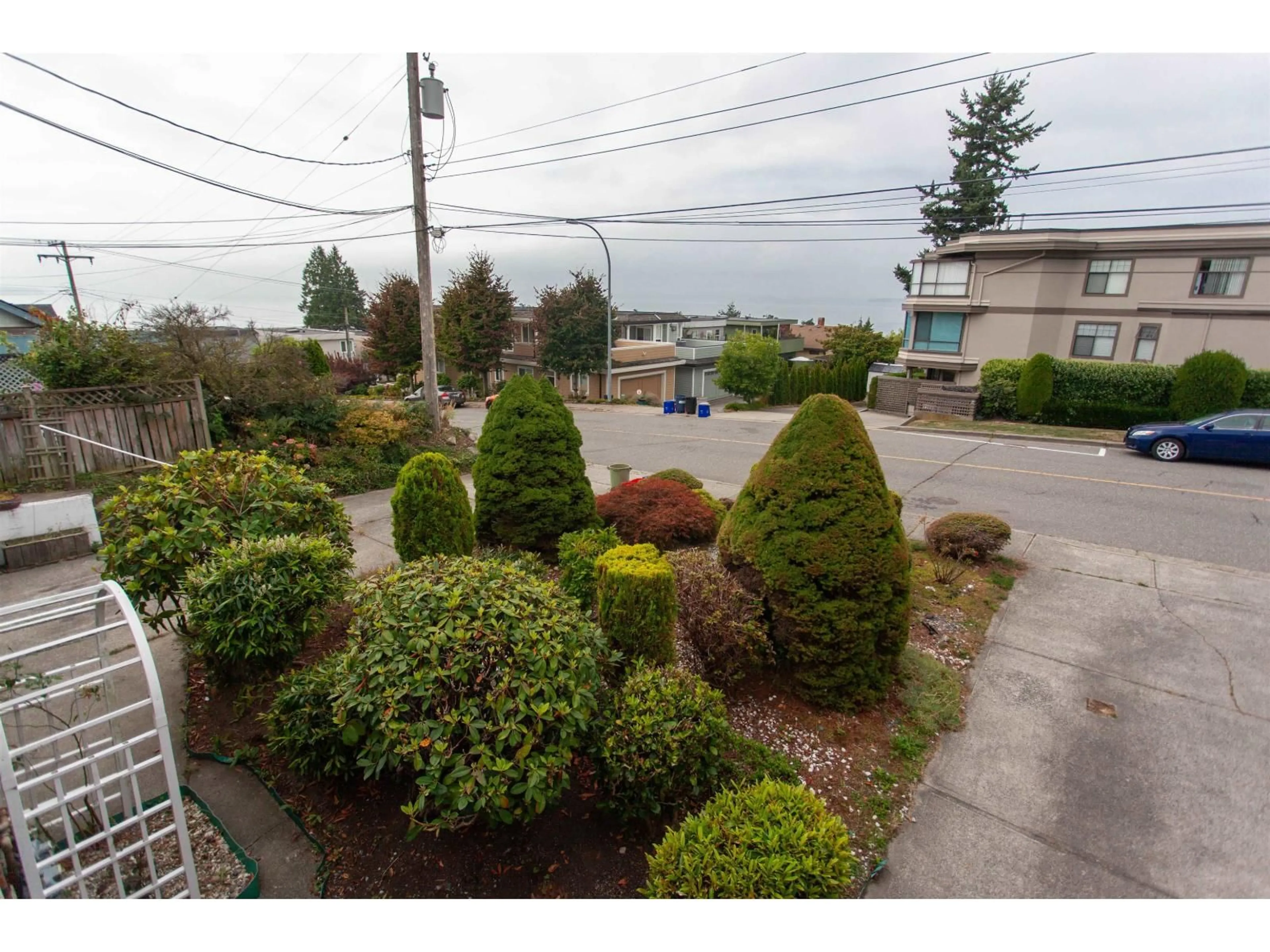 A pic from outside/outdoor area/front of a property/back of a property/a pic from drone, street for 1232 FOSTER, White Rock British Columbia V4B3X1