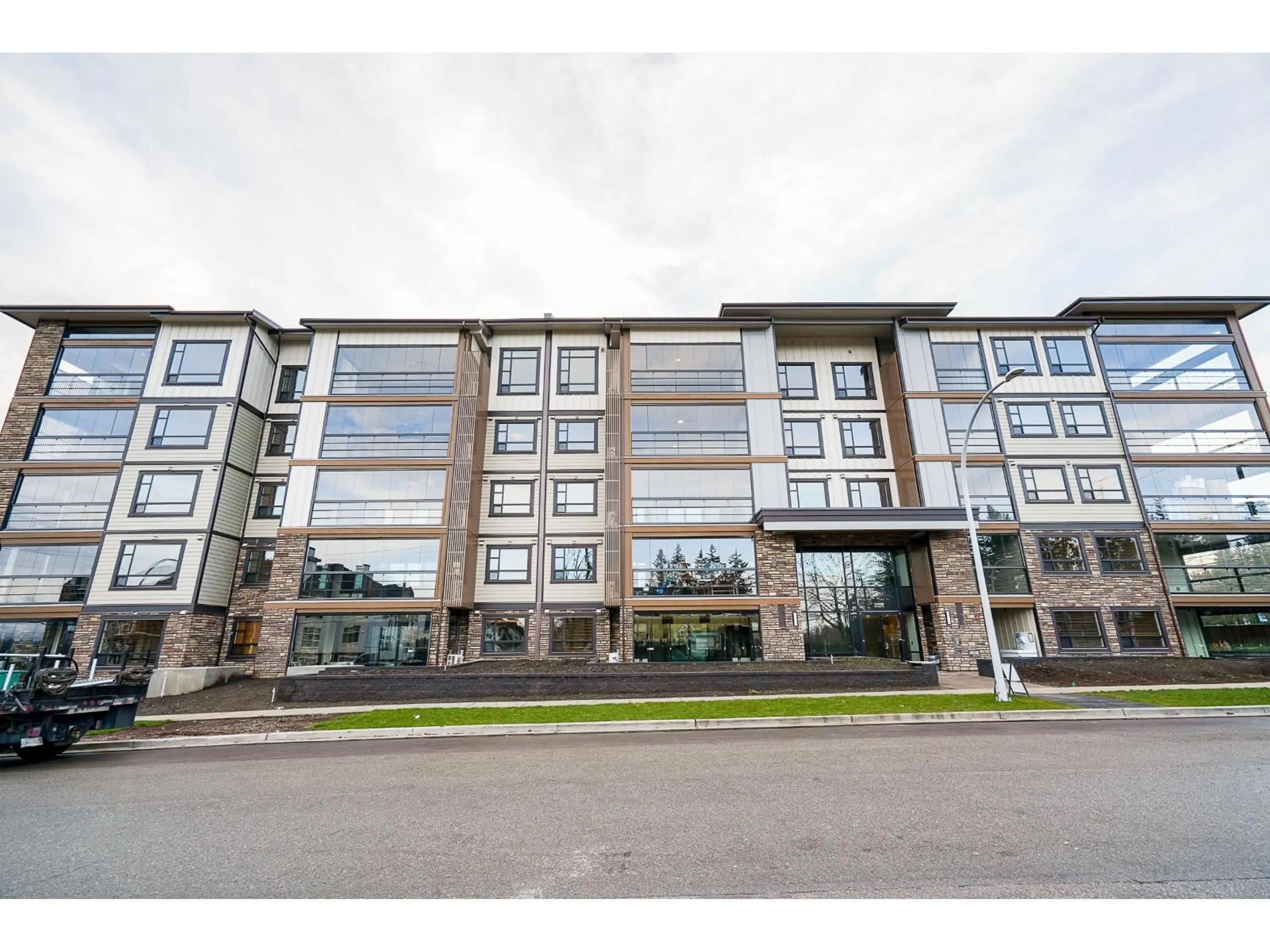 Indoor foyer for 409 - 14588 MCDOUGALL, Surrey British Columbia V4P0H1