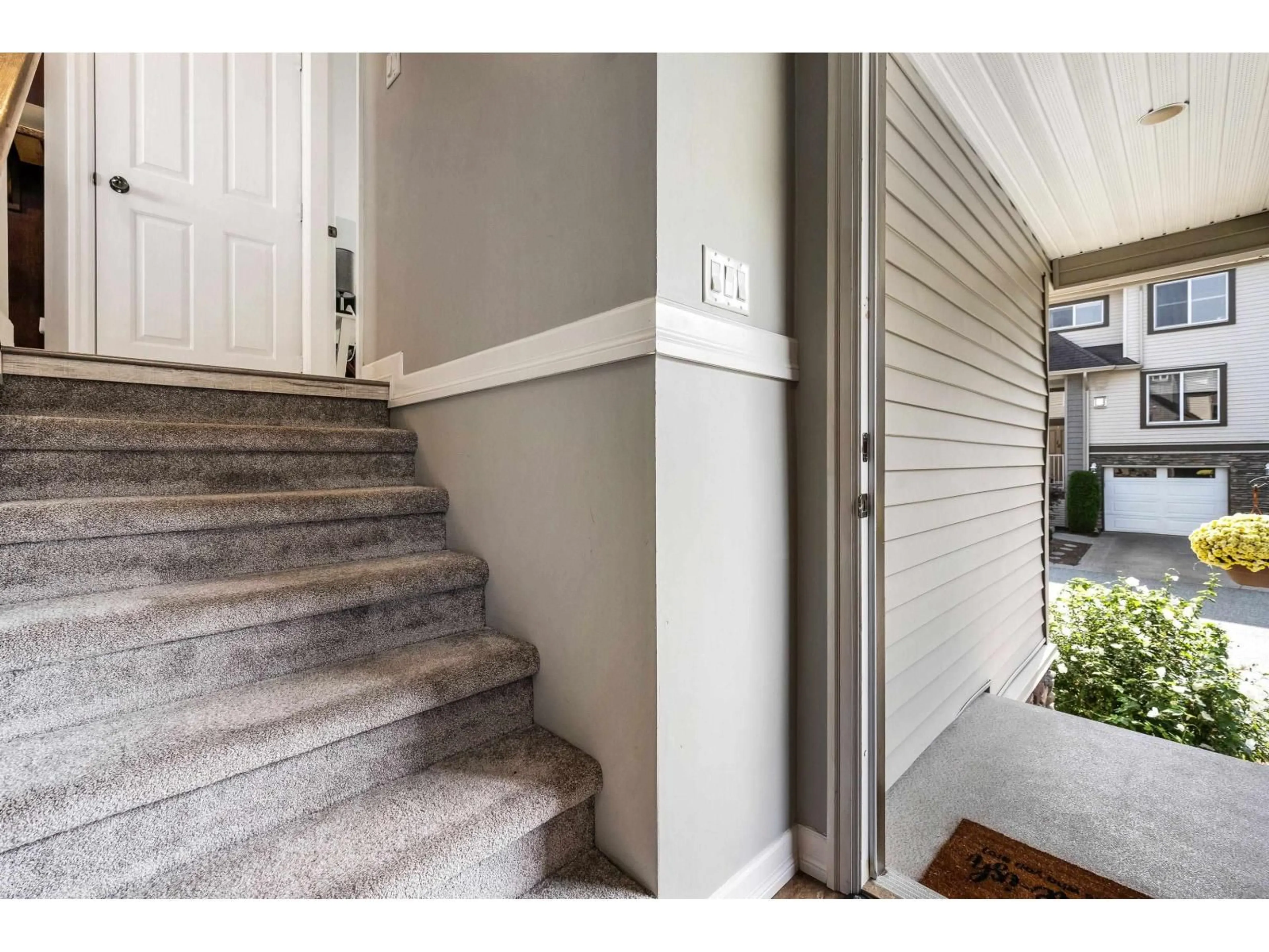 Indoor entryway for 24 - 46778 HUDSON ROAD, Chilliwack British Columbia V2R0K4