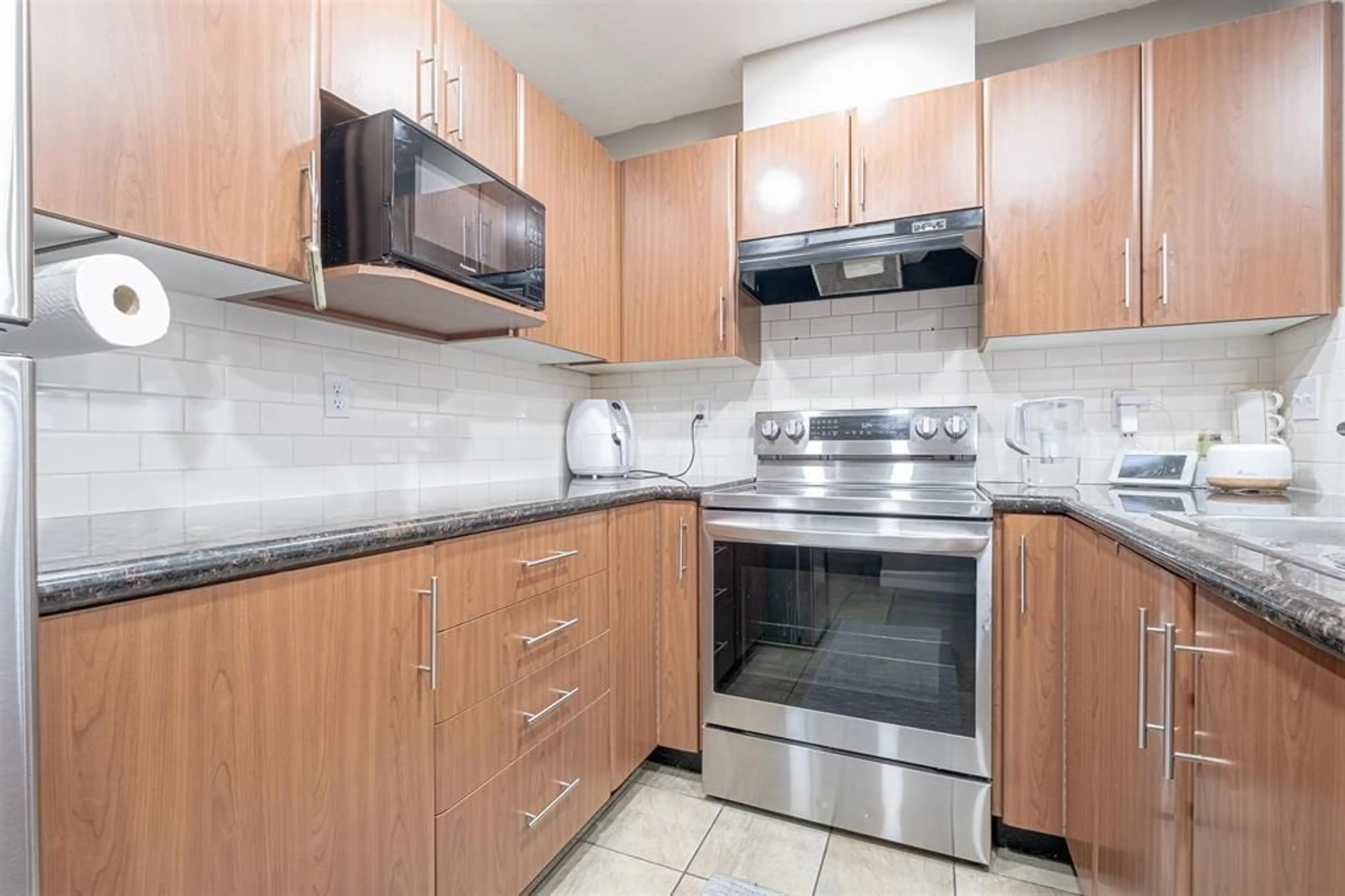 Standard kitchen, unknown for 25 - 6110 138, Surrey British Columbia V3X3V6