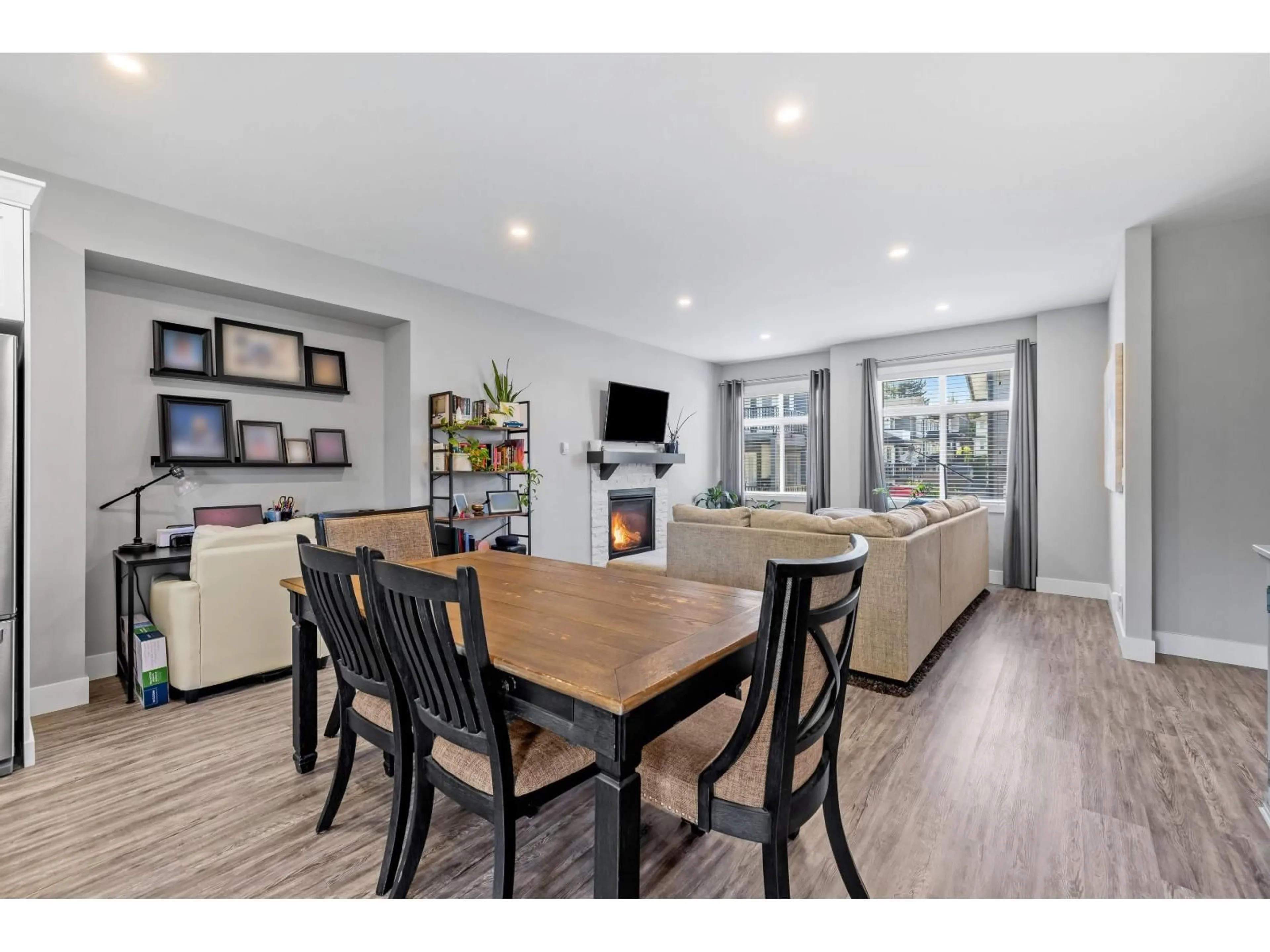 Open concept kitchen, wood/laminate floor for 26 - 4295 OLD CLAYBURN, Abbotsford British Columbia V3G1L5