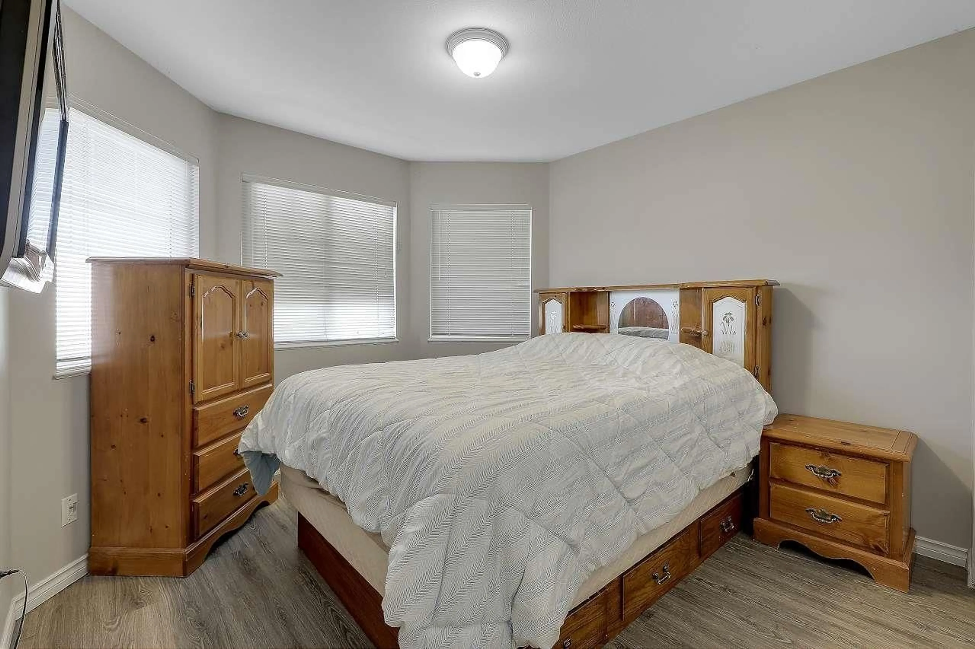 Bedroom with bed, wood/laminate floor for 20526 66A, Langley British Columbia V2Y2X8
