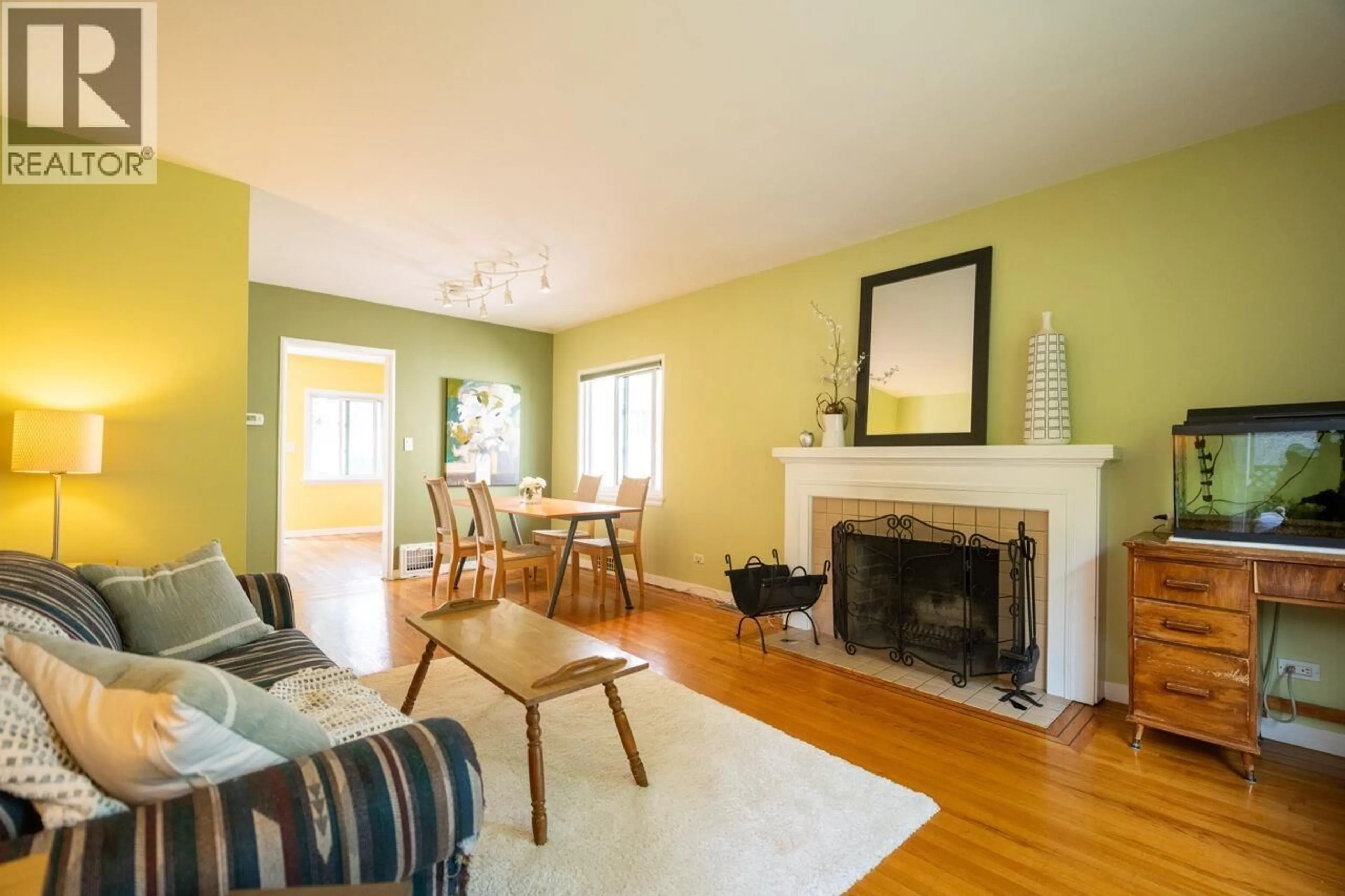 Living room with furniture, wood/laminate floor for 1618 65TH AVENUE, Vancouver British Columbia V6P2R3