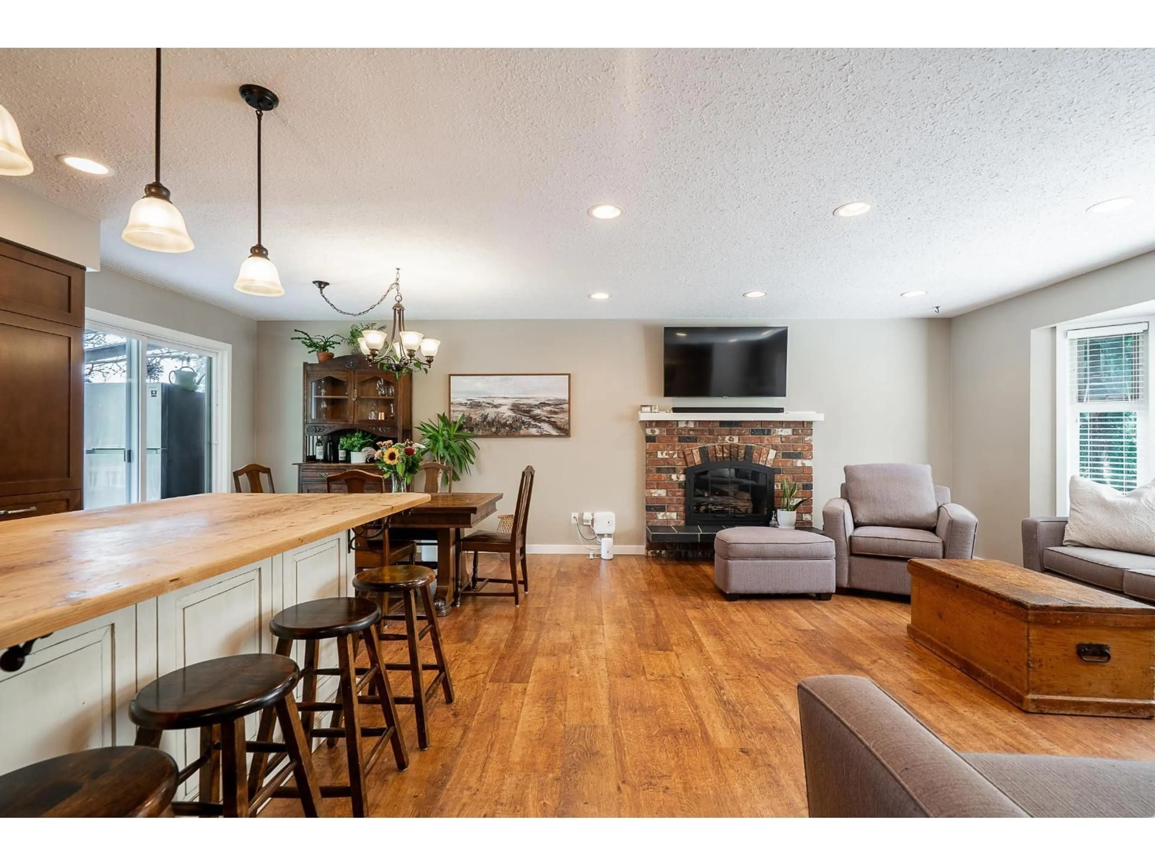Open concept kitchen, wood/laminate floor for 3632 202, Langley British Columbia V3A1R5