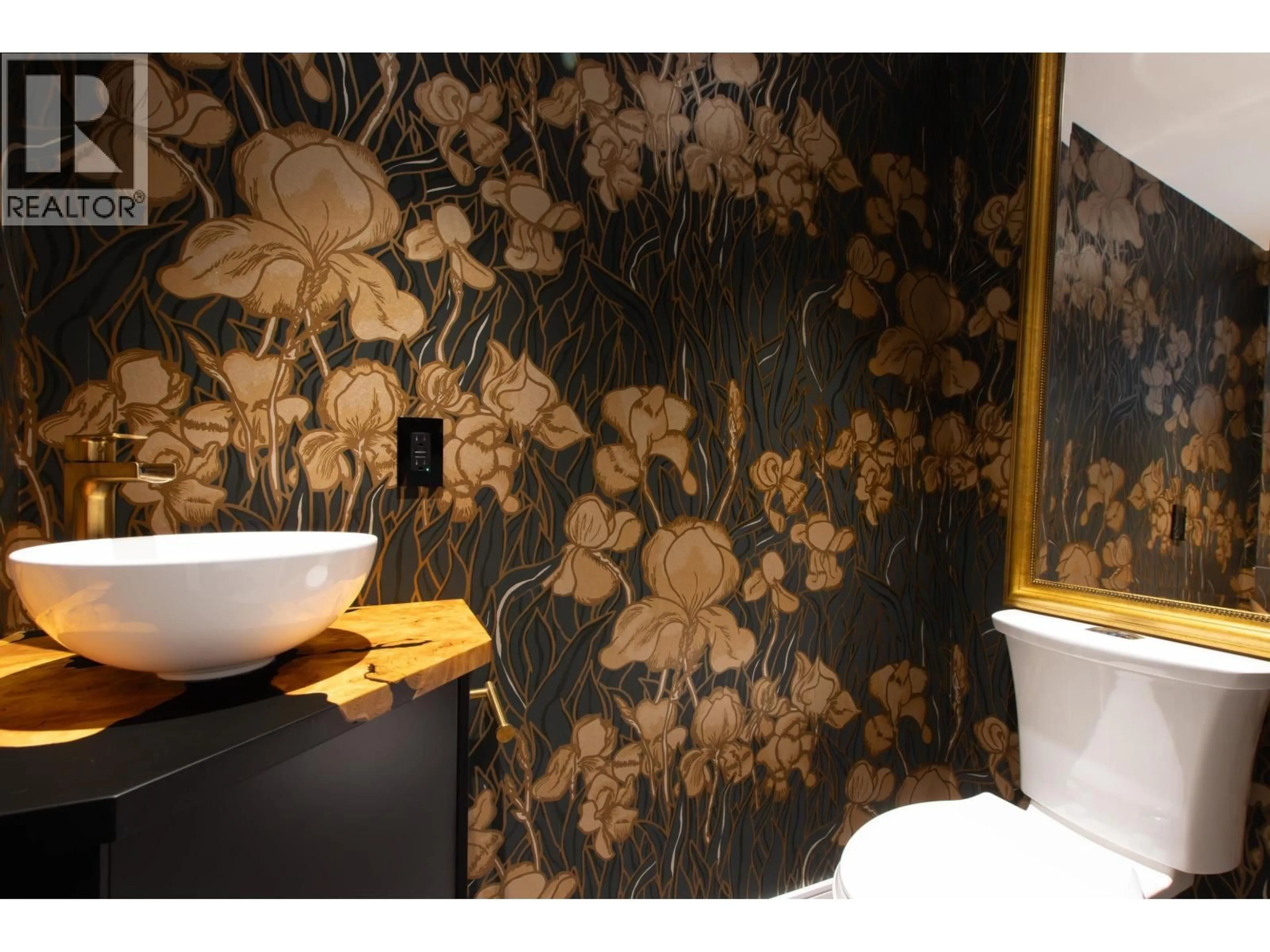 Contemporary bathroom, ceramic/tile floor for 19 - 1500 JUDD ROAD, Squamish British Columbia V0N1H0