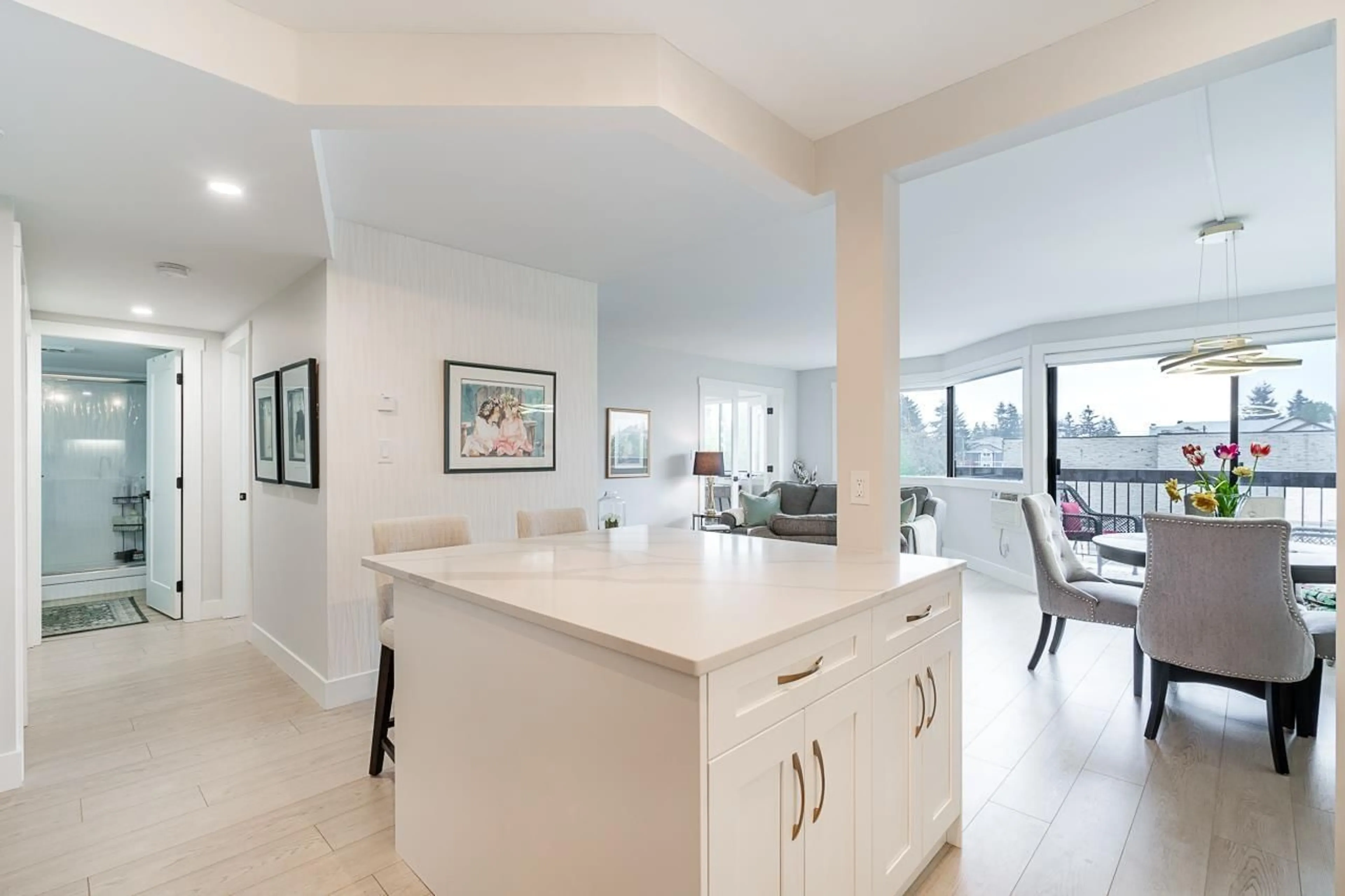 Open concept kitchen, ceramic/tile floor for 301 - 31955 OLD YALE, Abbotsford British Columbia V2T4N1