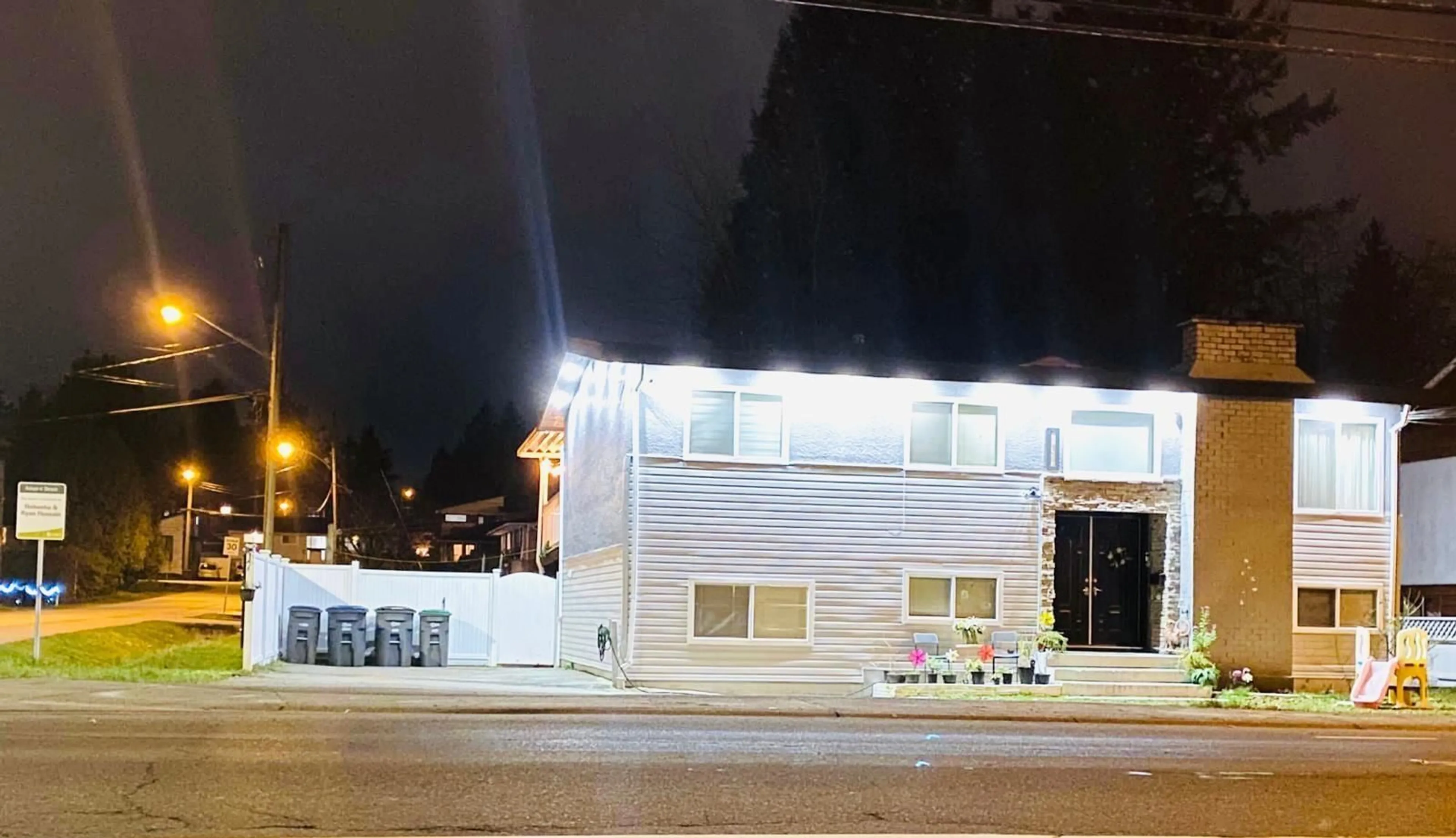 Blurry image for 12472 100, Surrey British Columbia V3V2X5