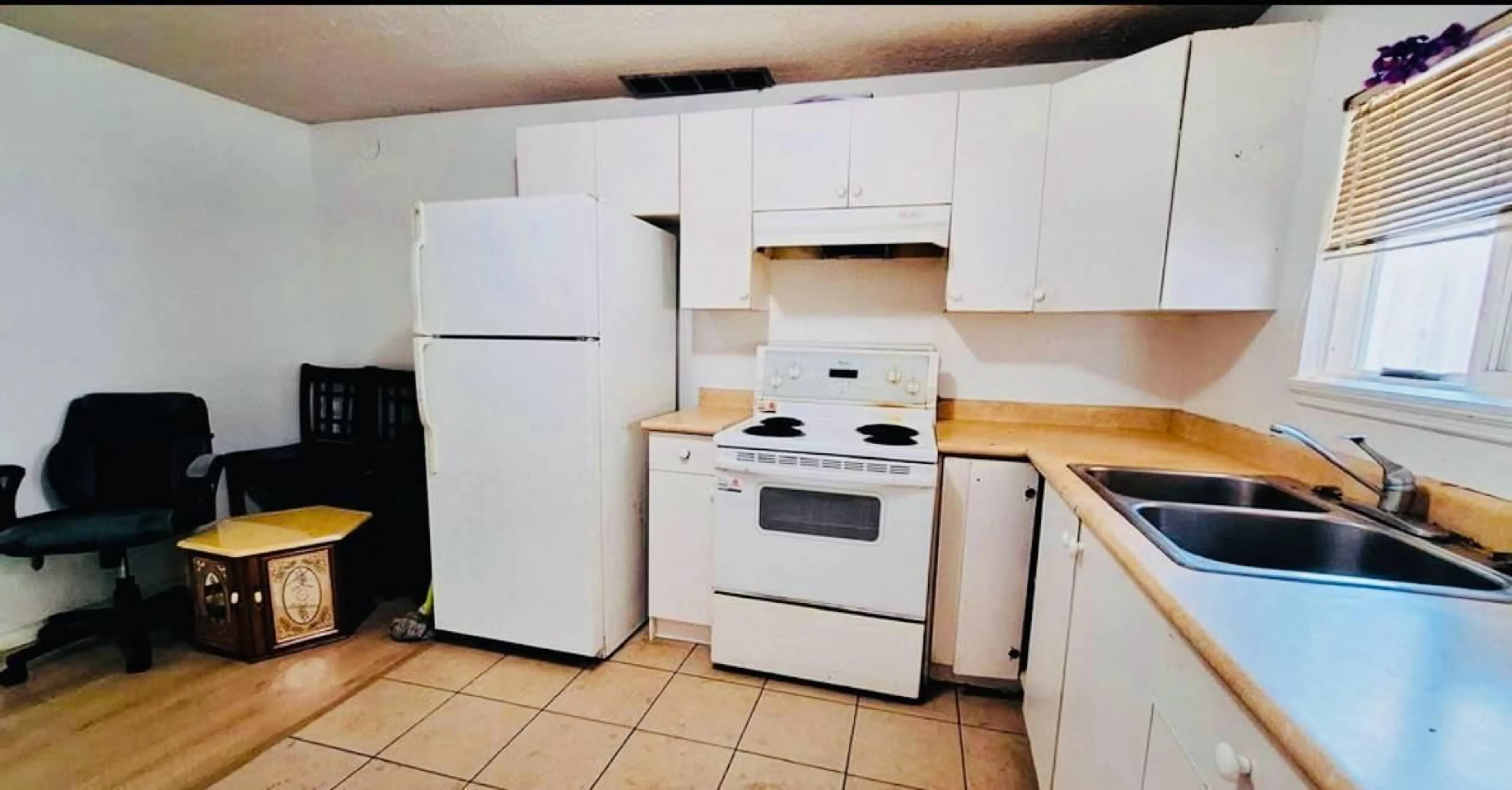 Standard kitchen, unknown for 12472 100, Surrey British Columbia V3V2X5