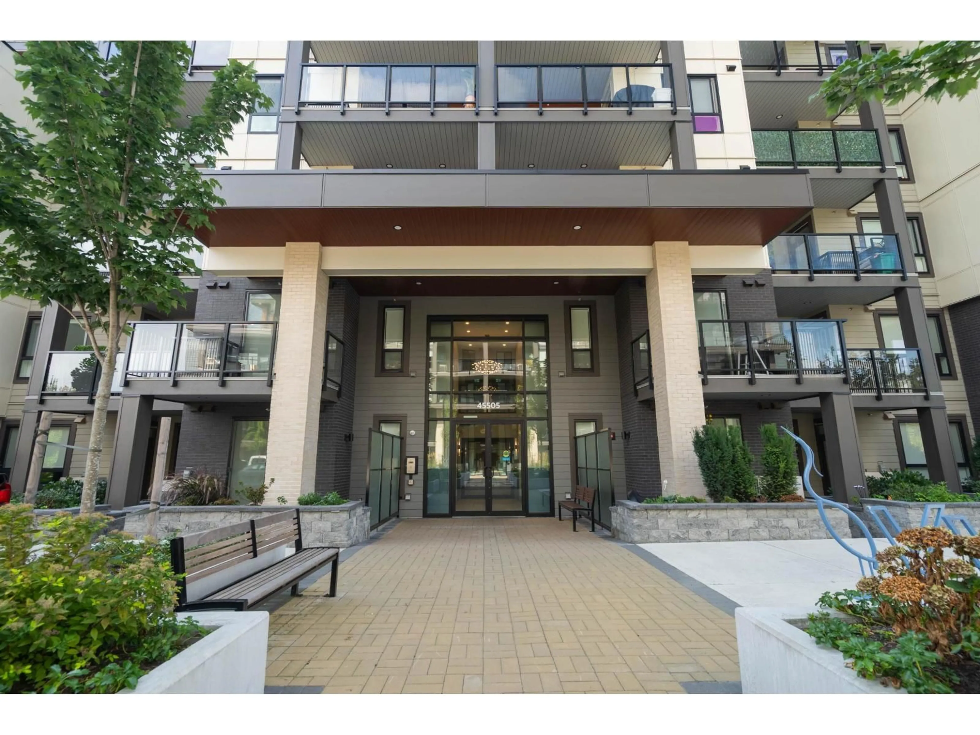 Indoor foyer for 104 - 45505 CAMPUS DRIVE, Chilliwack British Columbia V2R6L2