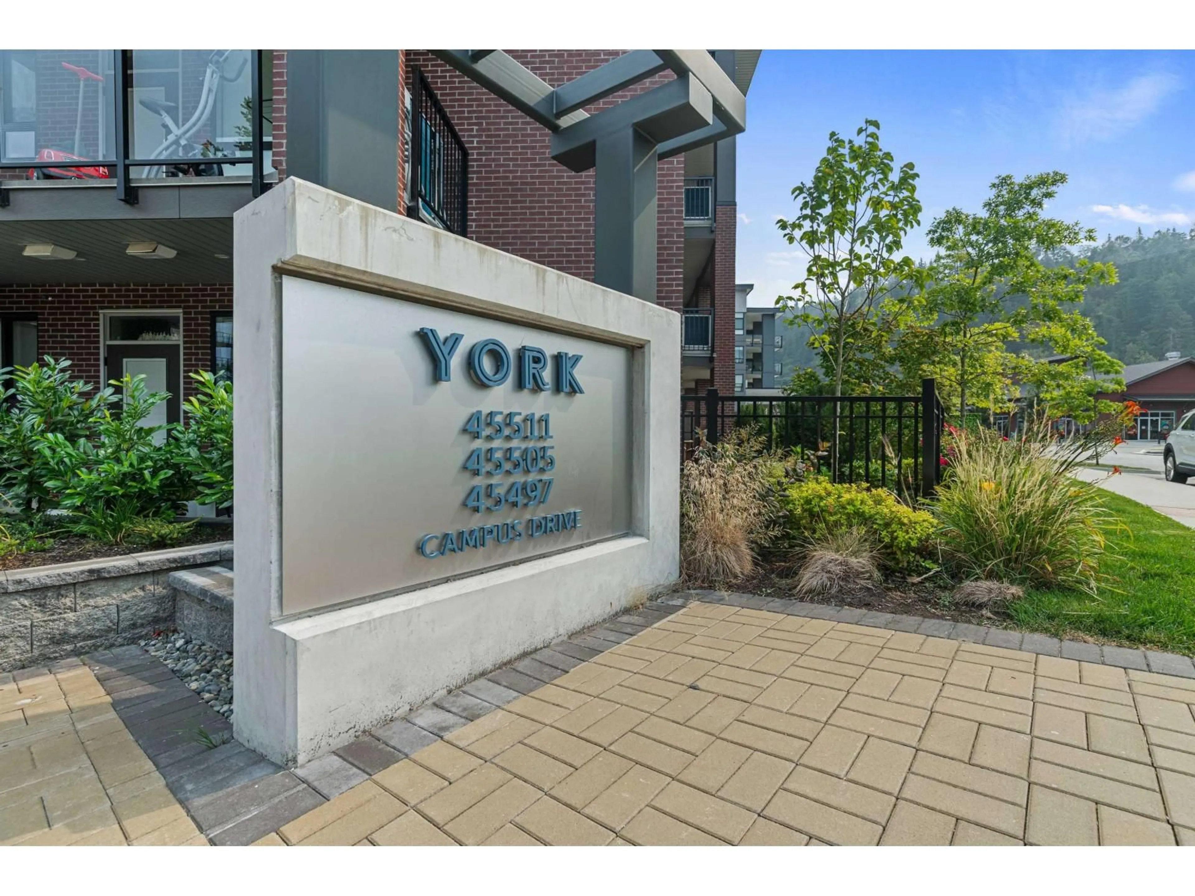 Indoor foyer for 104 - 45505 CAMPUS DRIVE, Chilliwack British Columbia V2R6L2