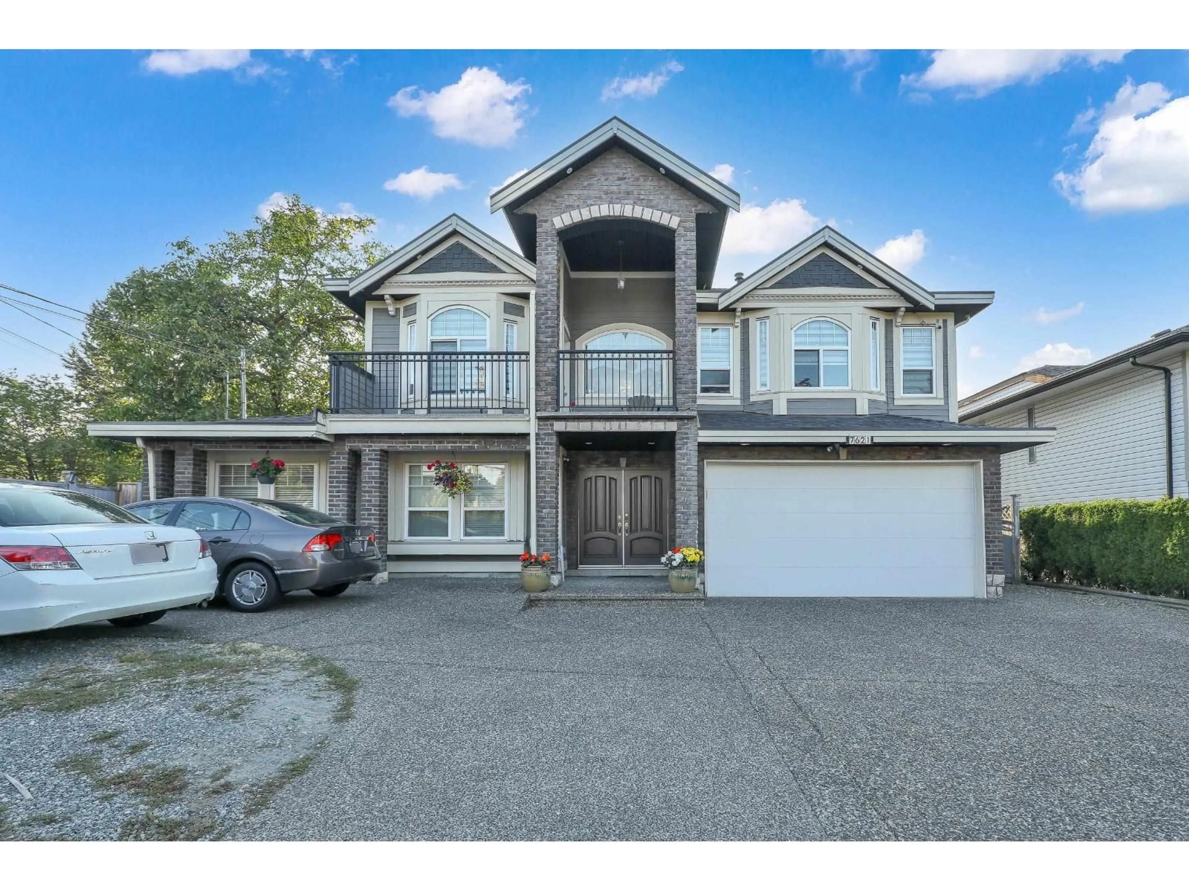 Home with vinyl exterior material, street for 7621 140, Surrey British Columbia V3W5J9