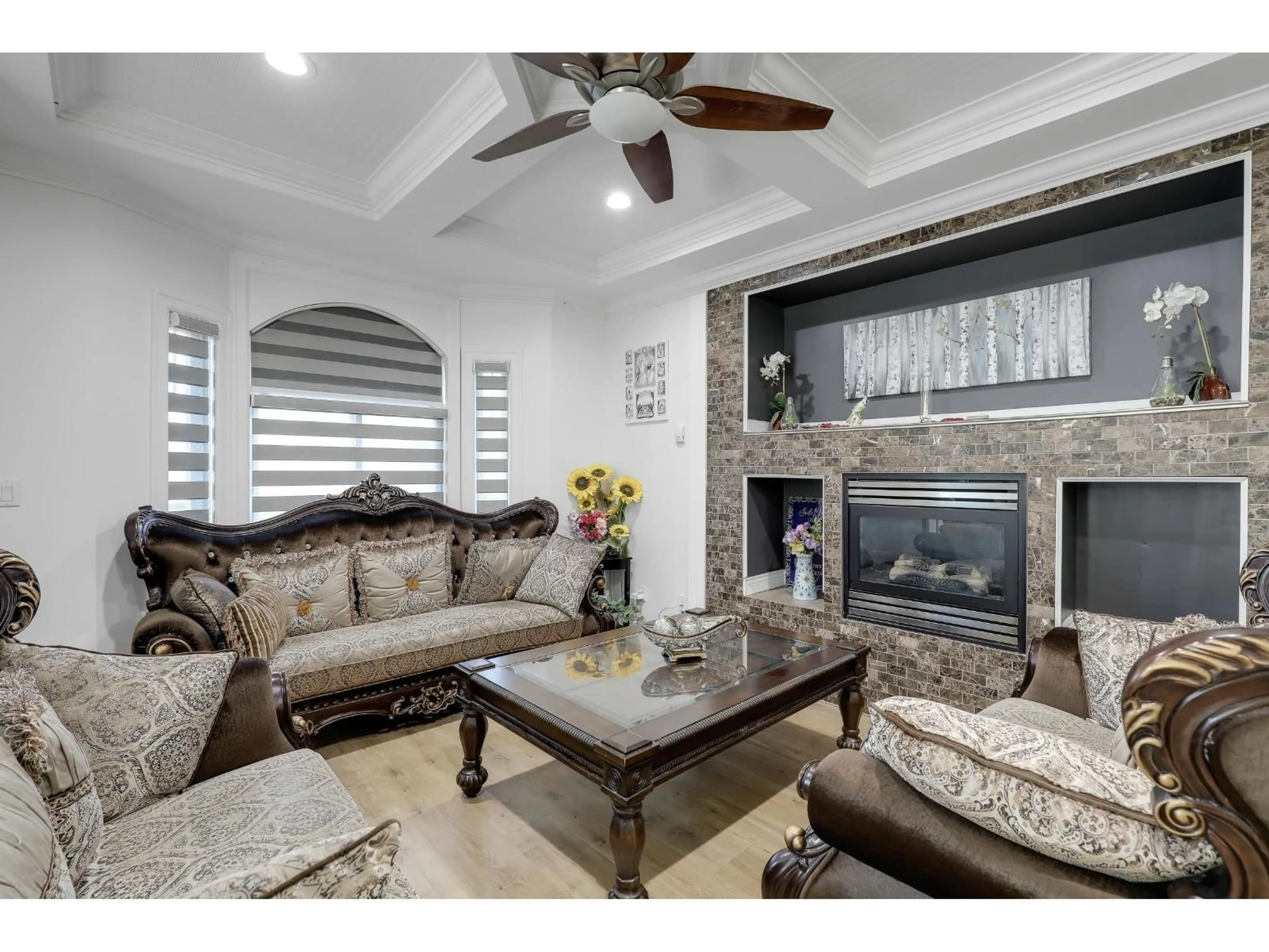 Living room with furniture, ceramic/tile floor for 7621 140, Surrey British Columbia V3W5J9