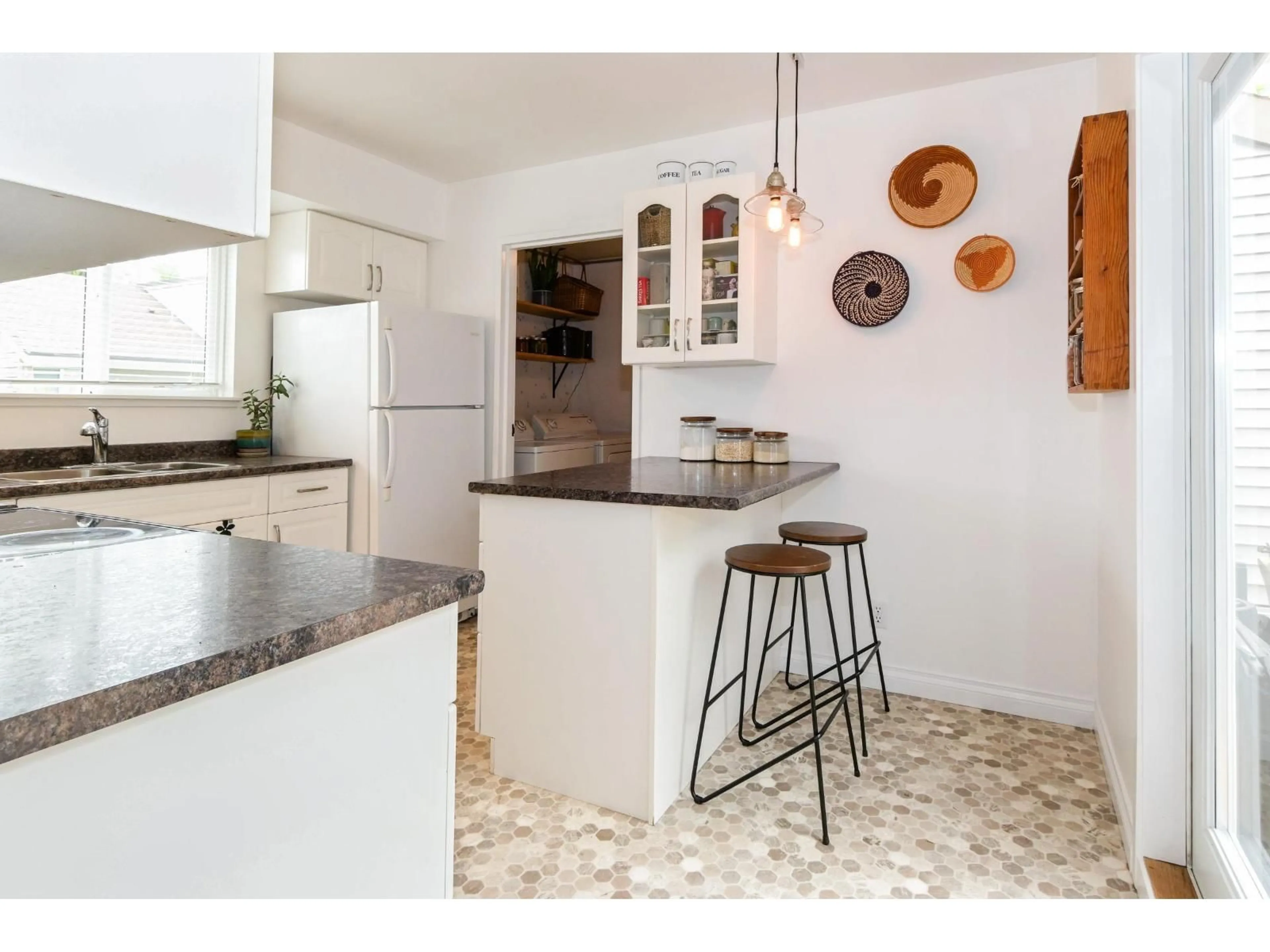 Open concept kitchen, ceramic/tile floor for 6034 GREENSIDE EAST, Surrey British Columbia V3S5M8