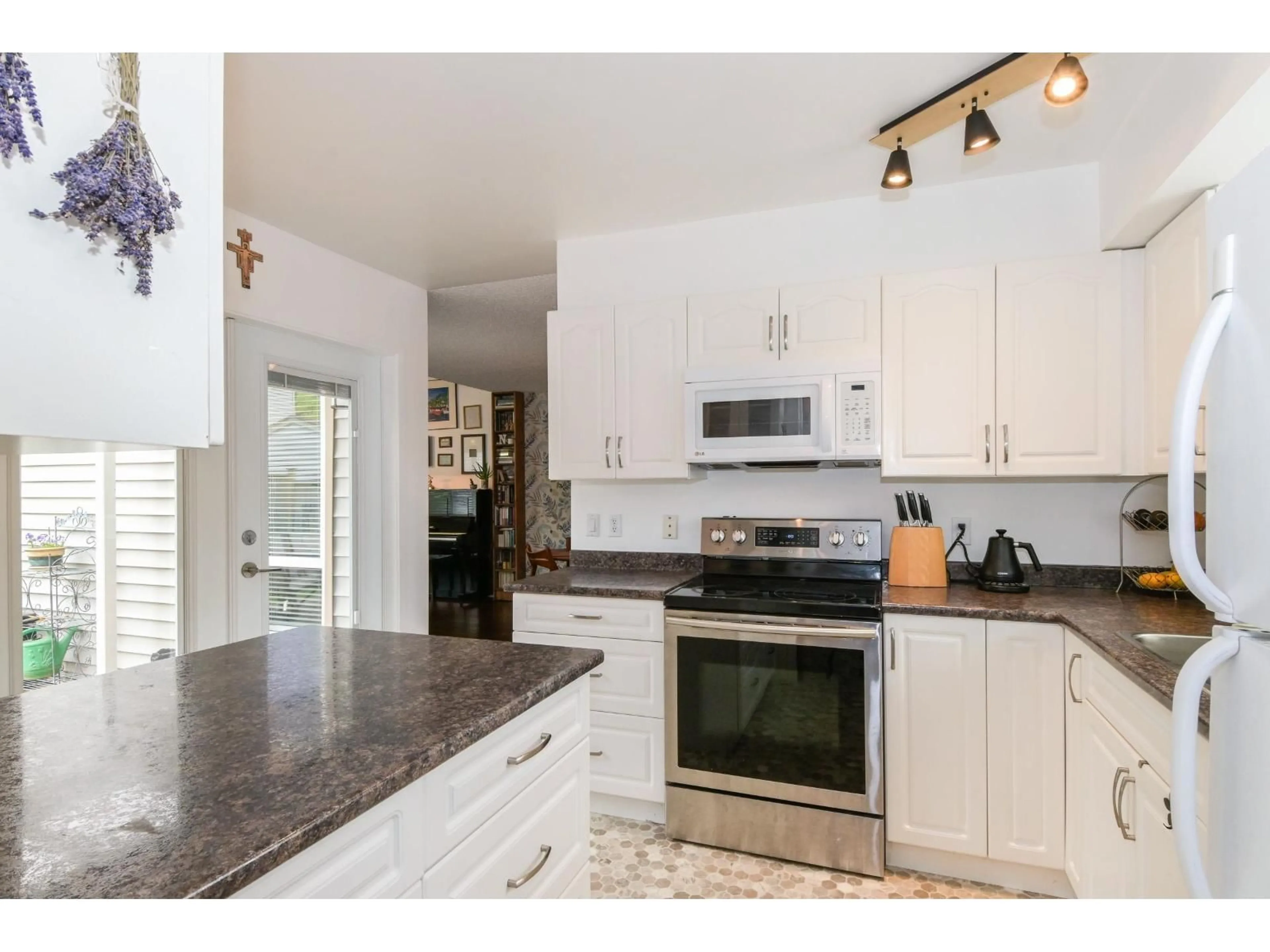 Open concept kitchen, ceramic/tile floor for 6034 GREENSIDE EAST, Surrey British Columbia V3S5M8