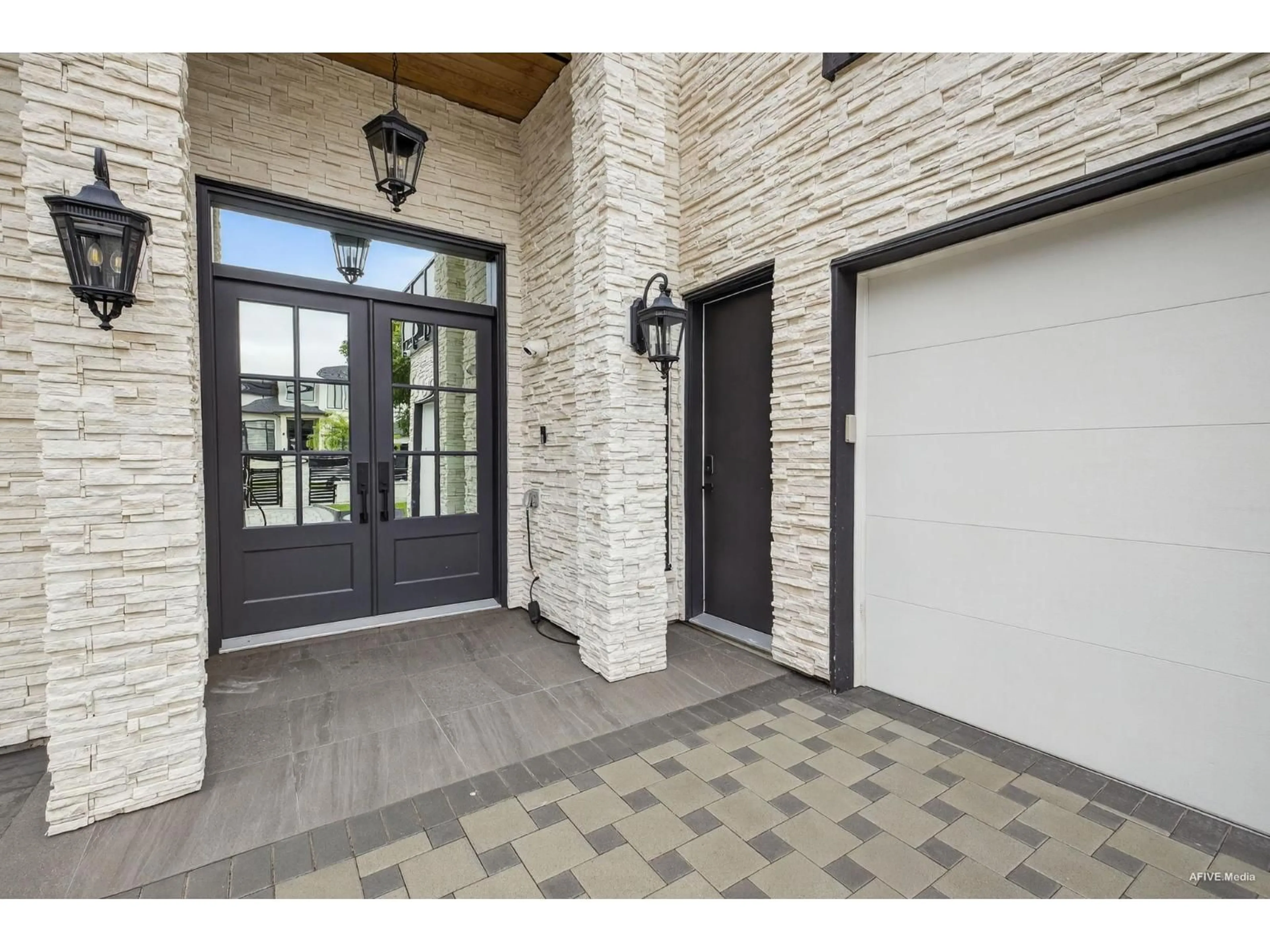 Indoor entryway for 15901 88A, Surrey British Columbia V4N2X9