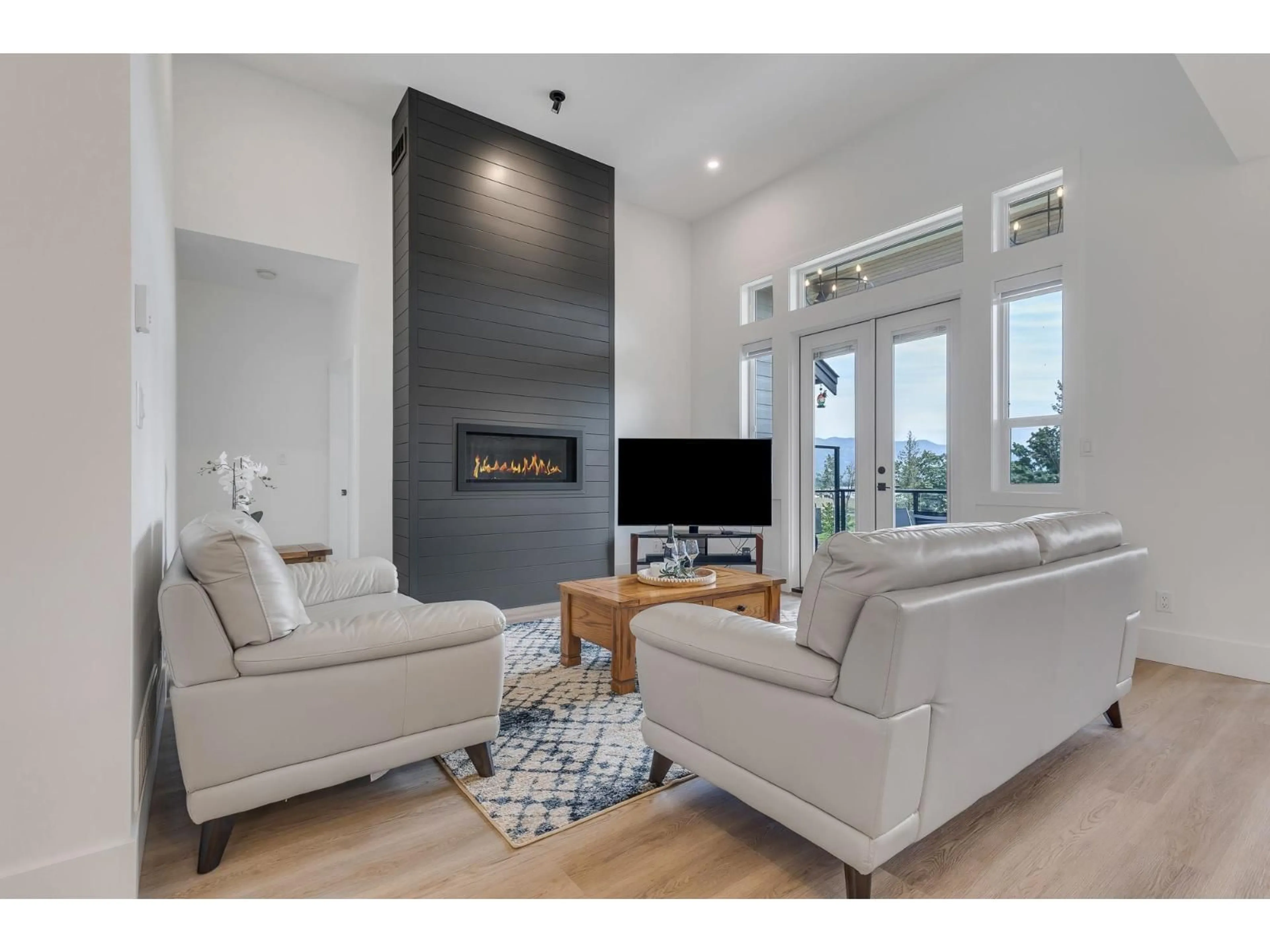 Living room with furniture, wood/laminate floor for 17 - 50778 LEDGESTONE PLACE, Chilliwack British Columbia V2P0E7