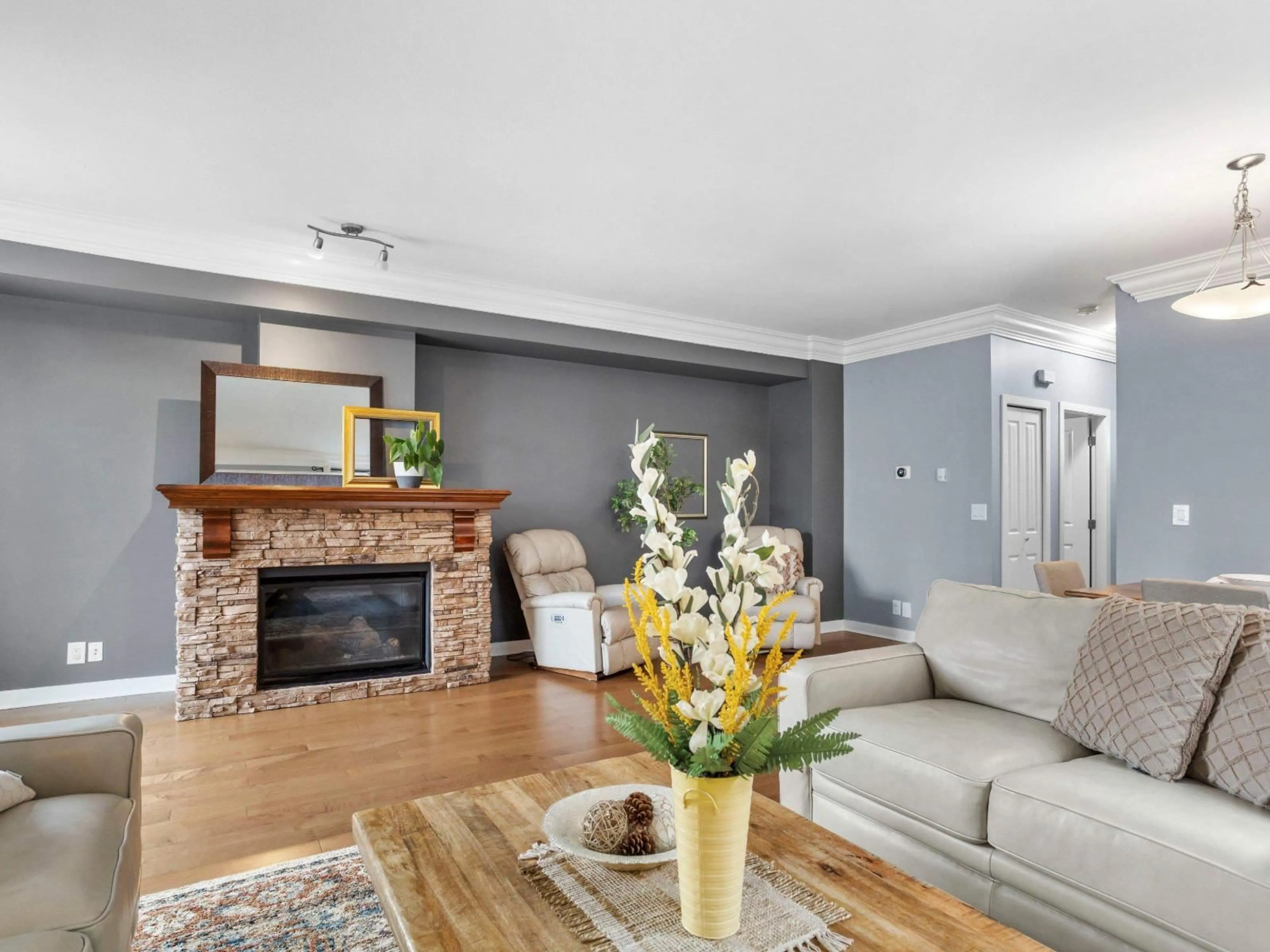 Living room with furniture, wood/laminate floor for 43 - 35626 MCKEE, Abbotsford British Columbia V3G2L6