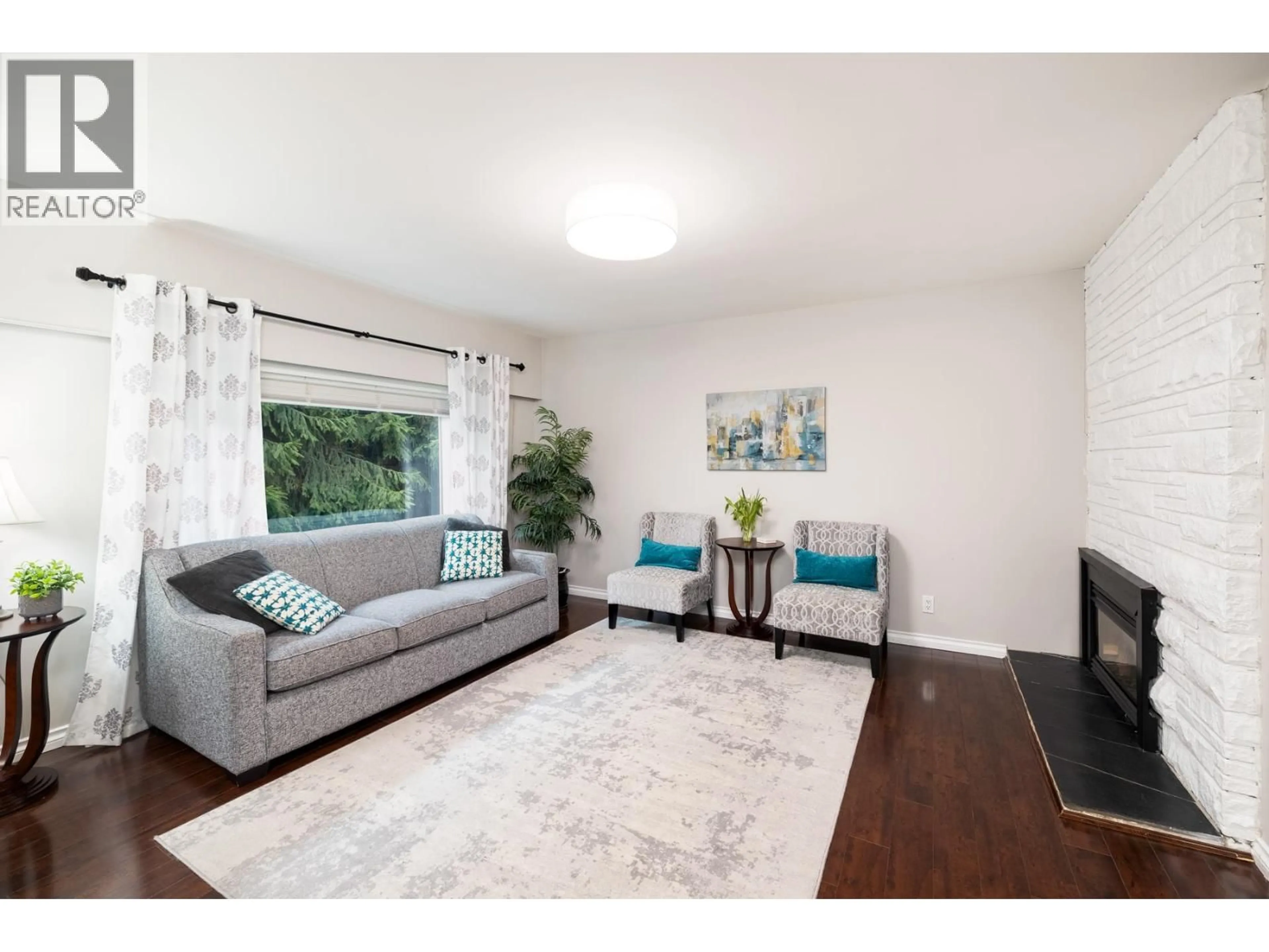 Living room with furniture, wood/laminate floor for 4233 CAPILANO ROAD, North Vancouver British Columbia V7R4J6