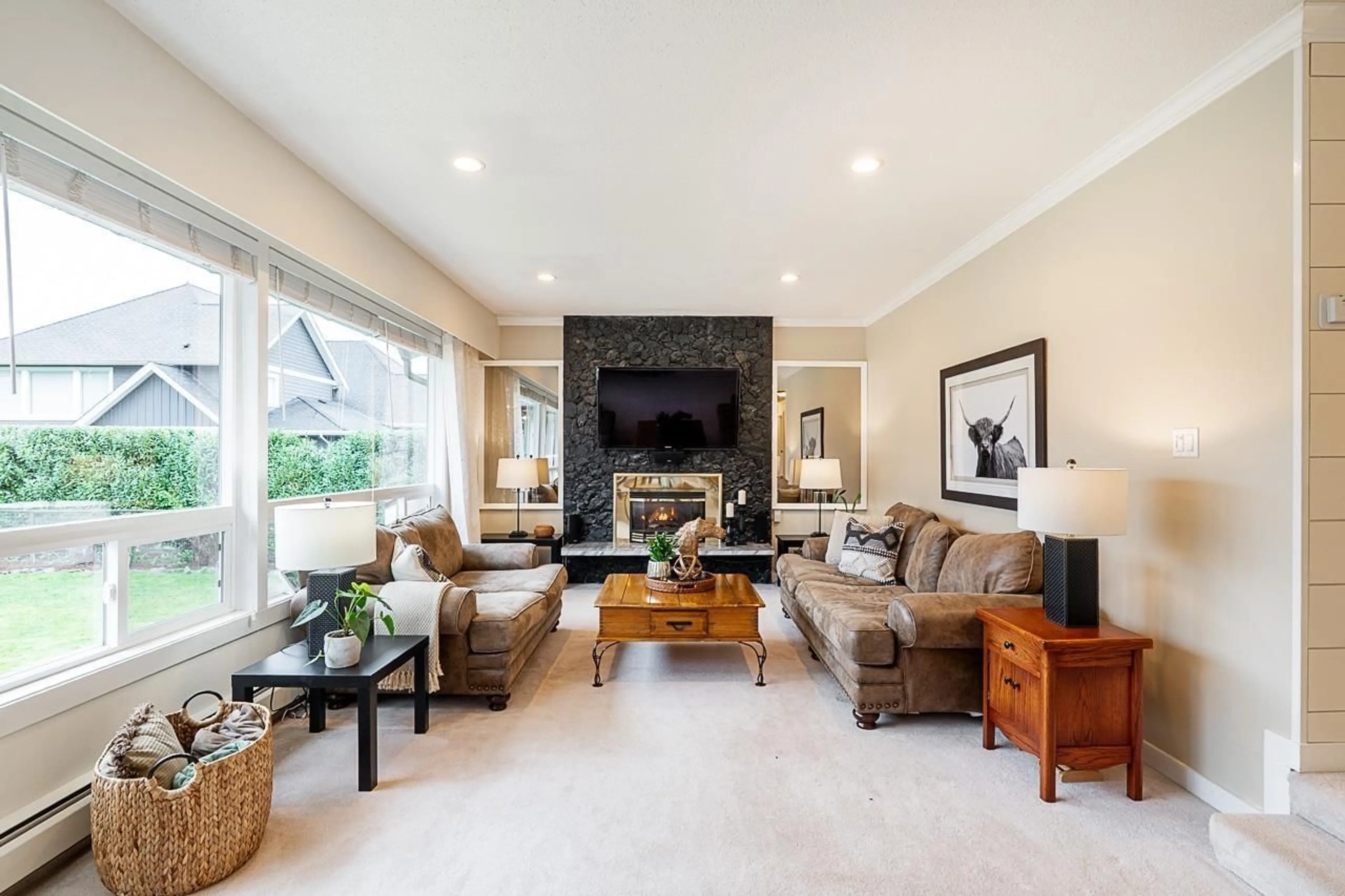 Living room with furniture, unknown for 24457 56, Langley British Columbia V2Z1B8