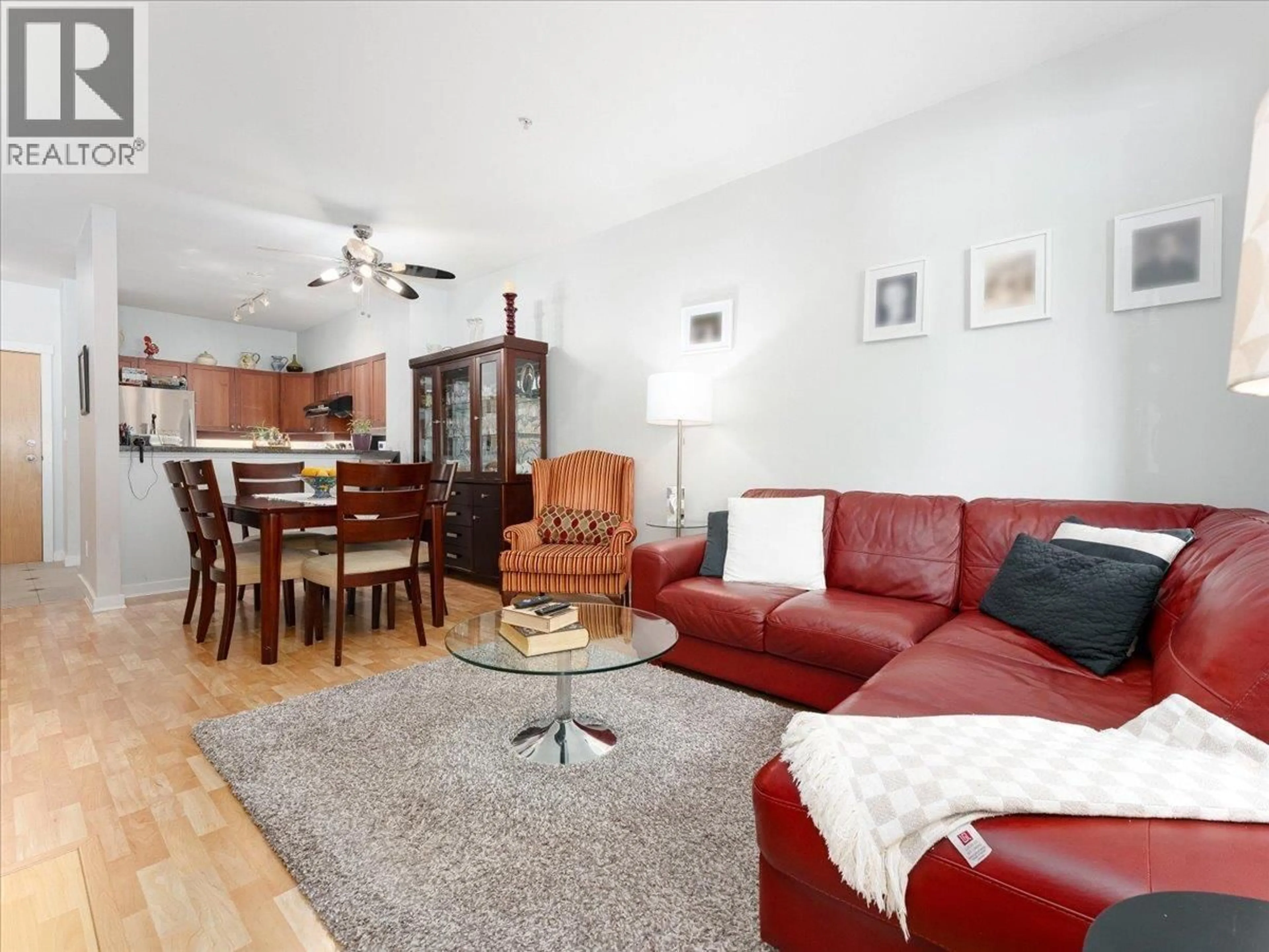 Living room with furniture, wood/laminate floor for 107 - 675 PARK CRESCENT, New Westminster British Columbia V3L5W4