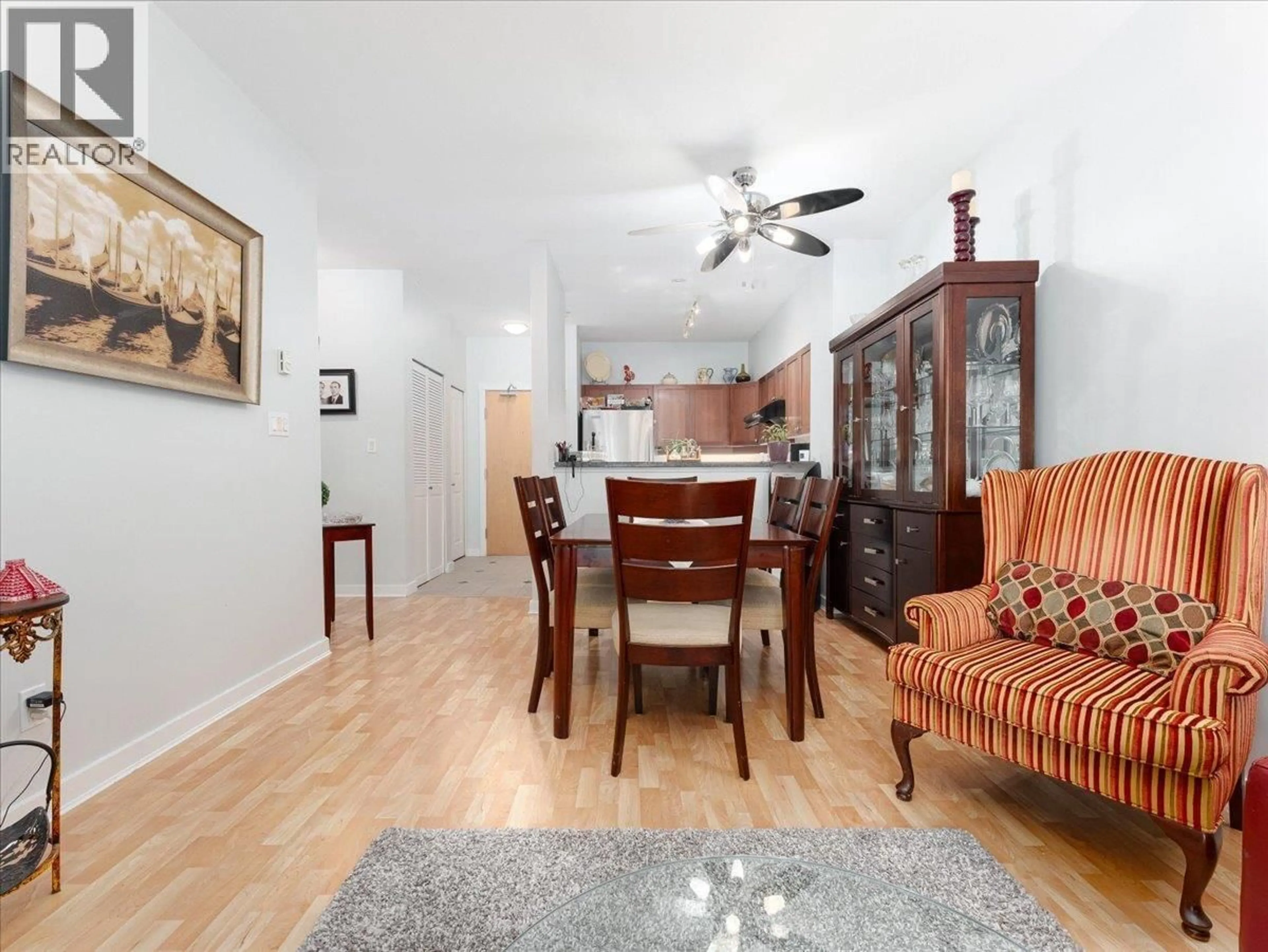 Living room with furniture, wood/laminate floor for 107 - 675 PARK CRESCENT, New Westminster British Columbia V3L5W4