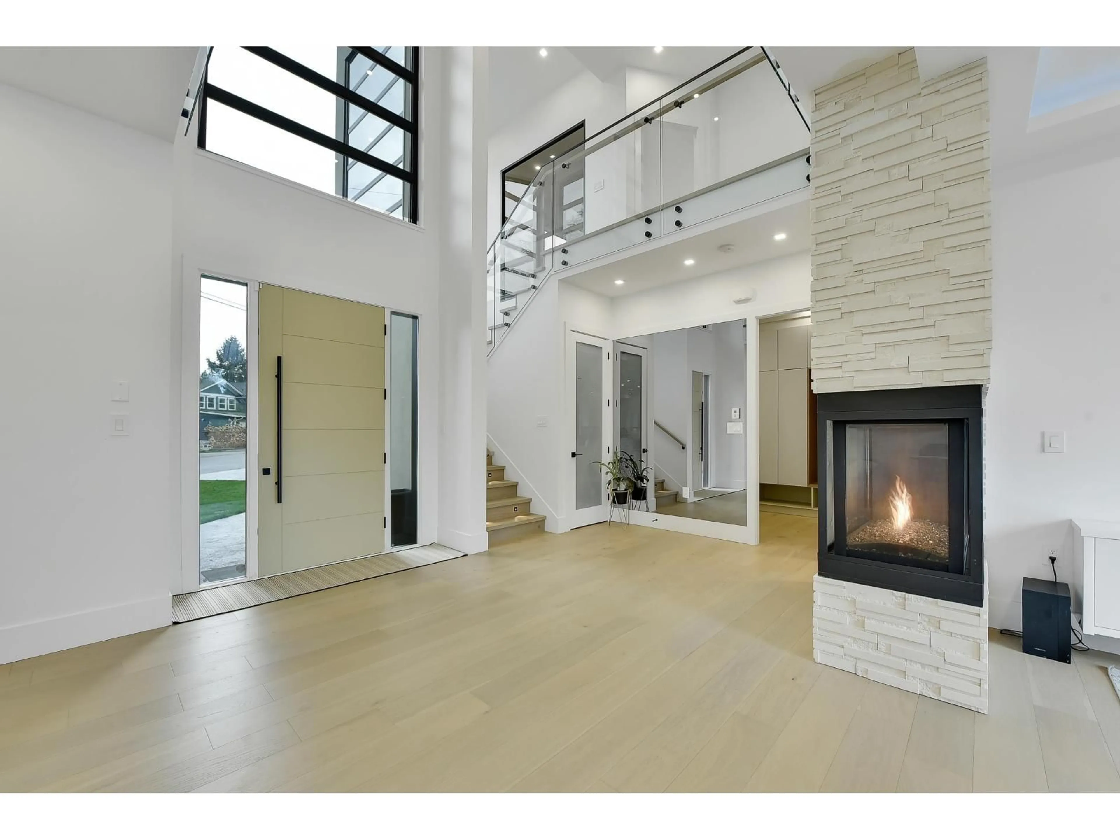 Indoor foyer for 15711 ASTER, Surrey British Columbia V4A1Y5