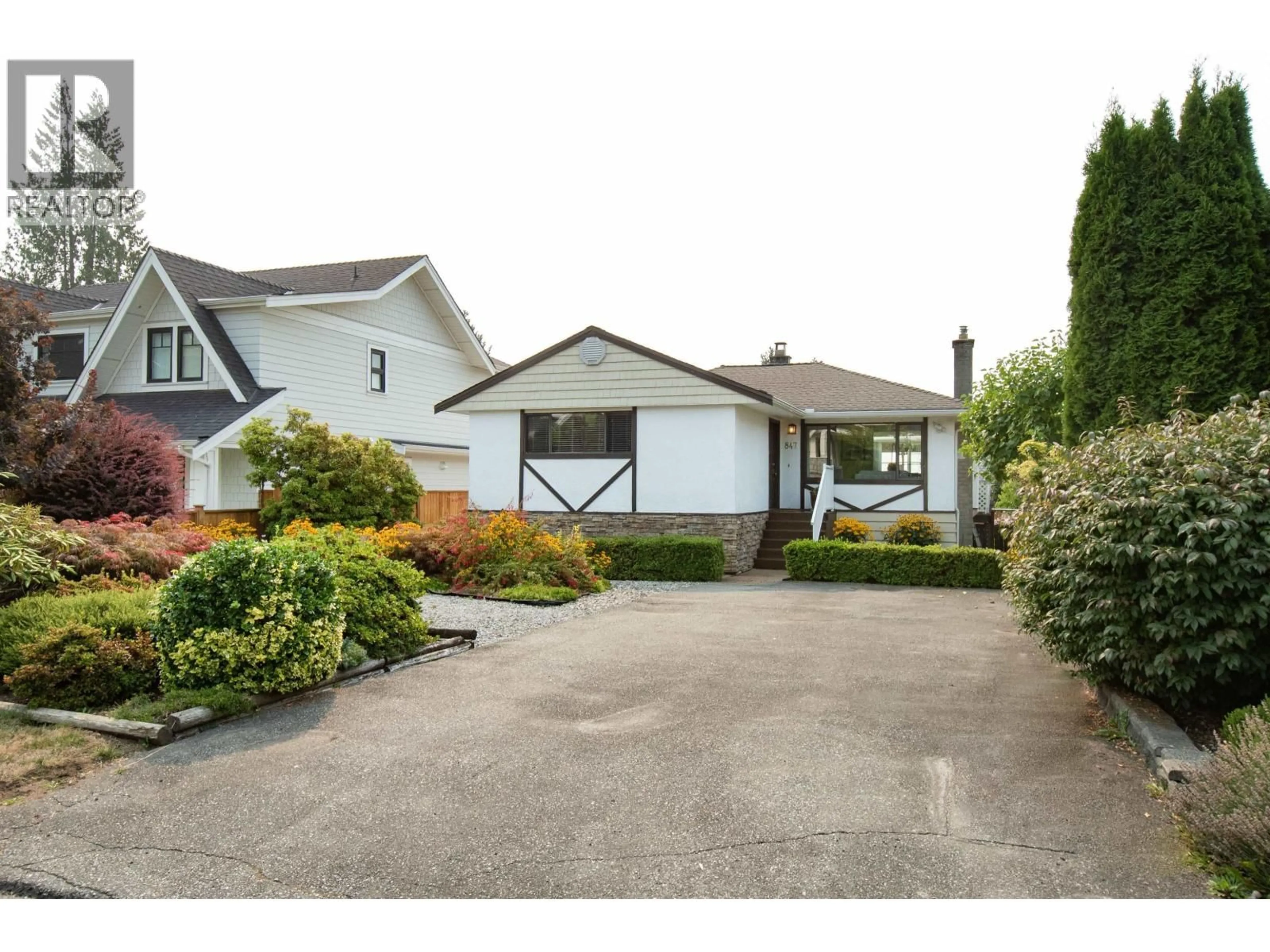 A pic from outside/outdoor area/front of a property/back of a property/a pic from drone, street for 847 13TH STREET, North Vancouver British Columbia V7L2M8