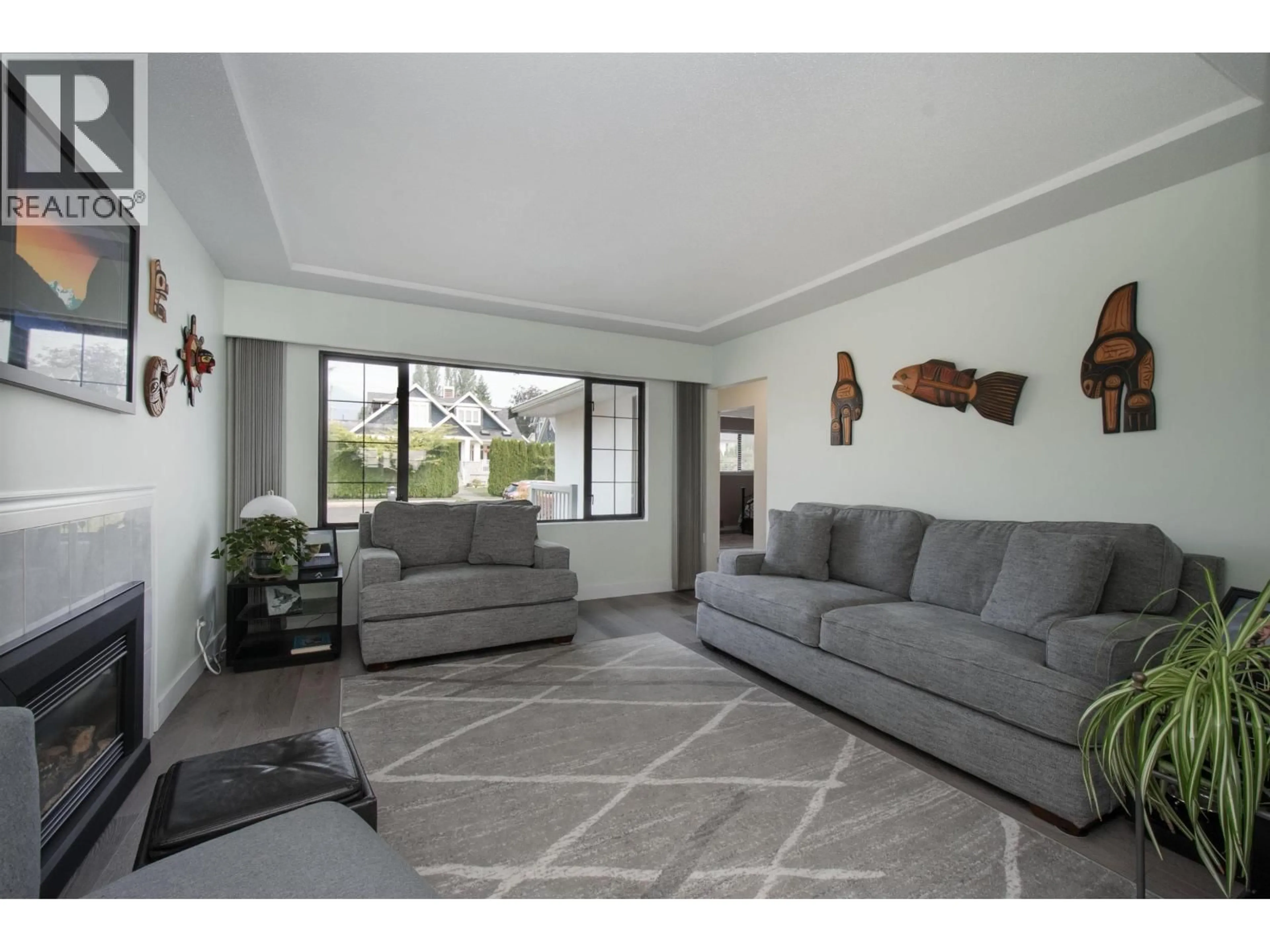 Living room with furniture, unknown for 847 13TH STREET, North Vancouver British Columbia V7L2M8