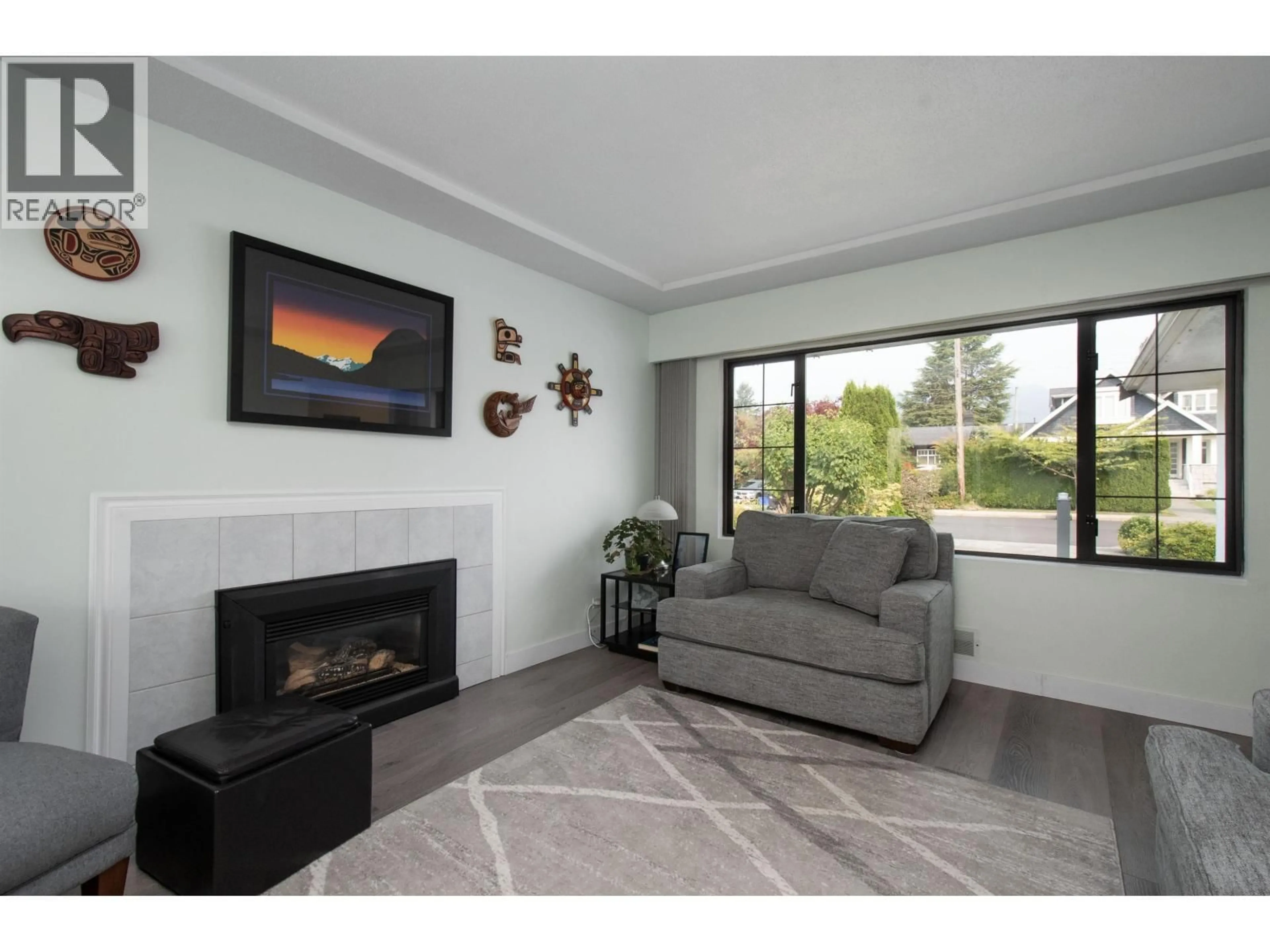 Living room with furniture, unknown for 847 13TH STREET, North Vancouver British Columbia V7L2M8