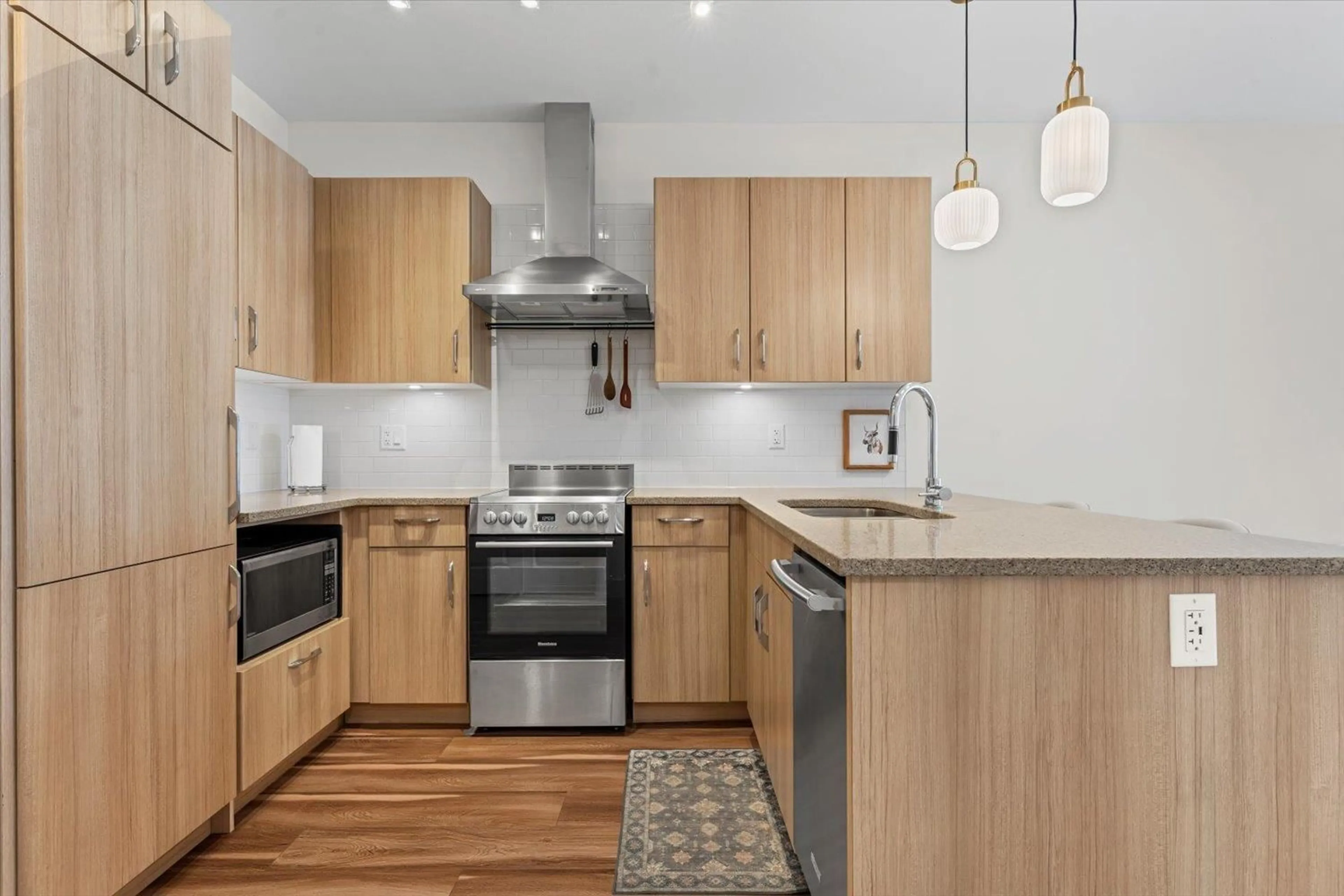 Open concept kitchen, wood/laminate floor for 302 - 45389 CHEHALIS DRIVE, Chilliwack British Columbia V2R0T9