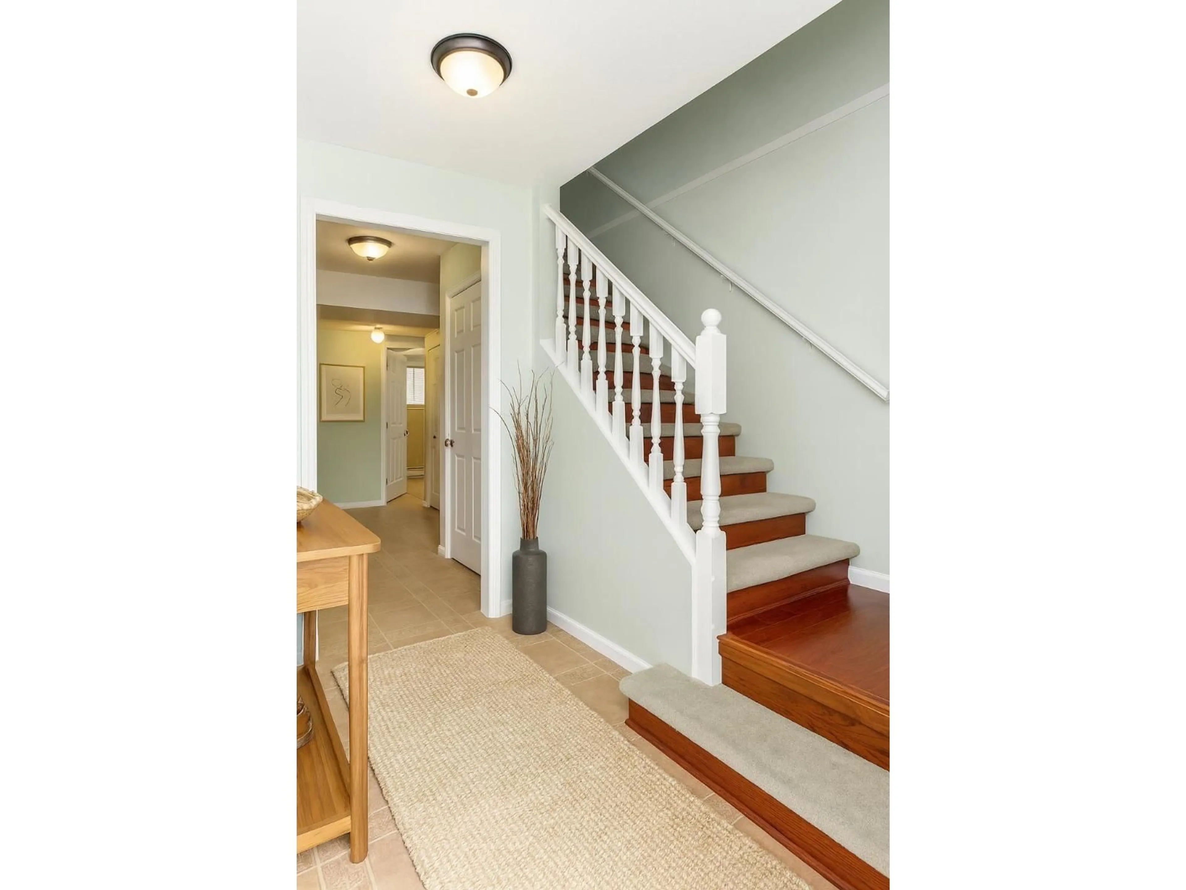 Indoor foyer for 8251 WHARTON, Mission British Columbia V2V7A4