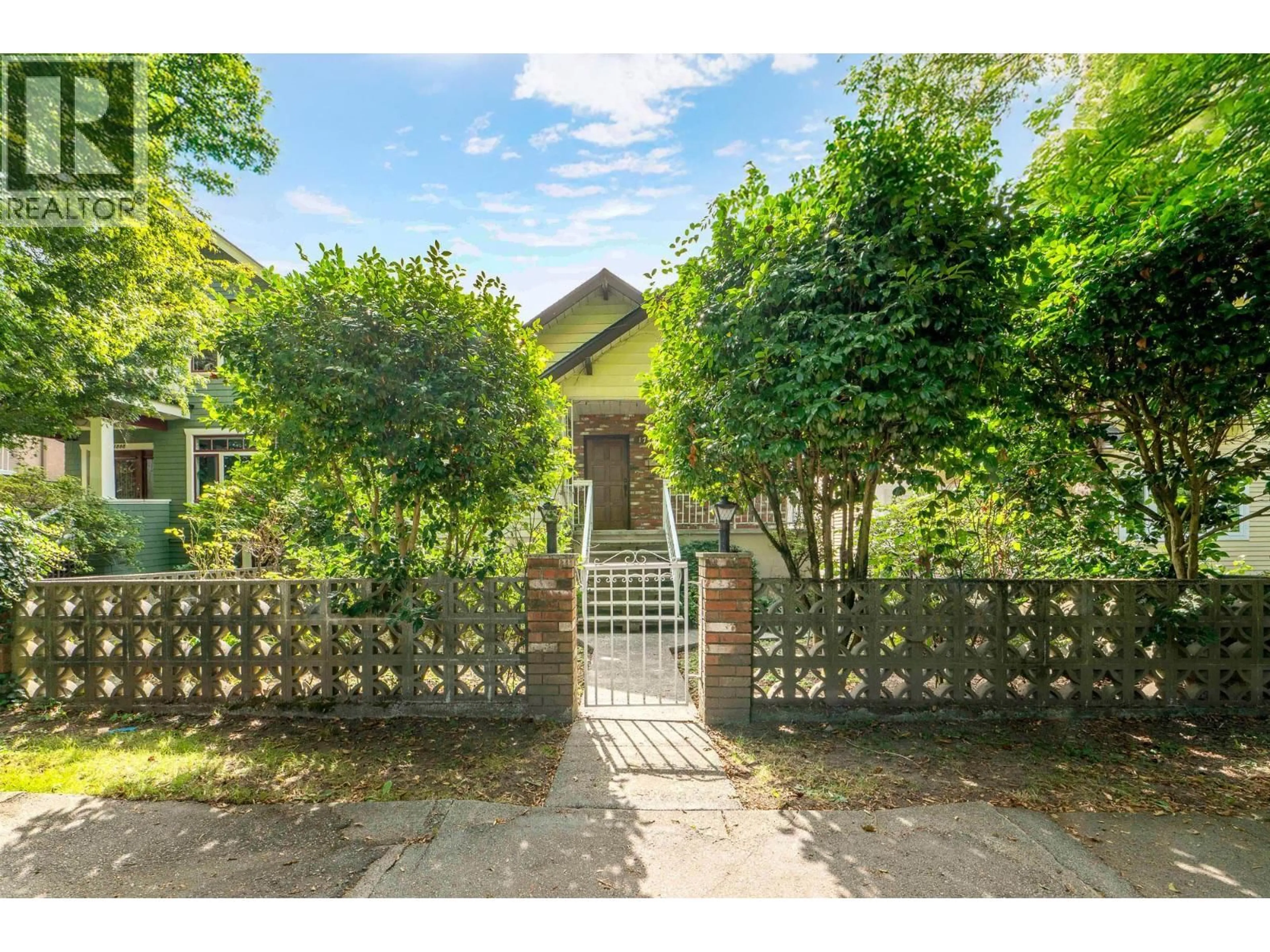 A pic from outside/outdoor area/front of a property/back of a property/a pic from drone, street for 1794 6TH AVENUE, Vancouver British Columbia V5N1P5