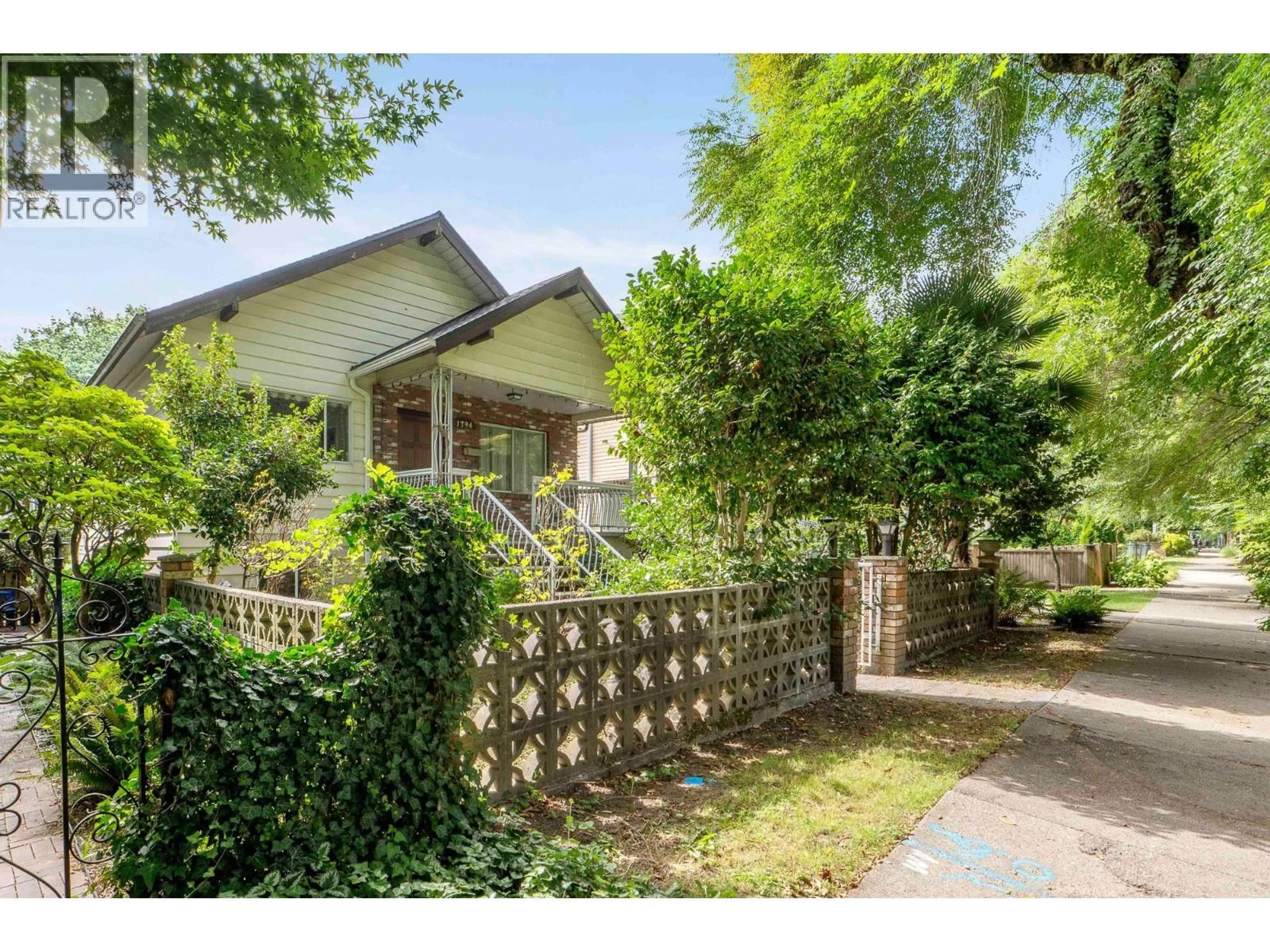 A pic from outside/outdoor area/front of a property/back of a property/a pic from drone, street for 1794 6TH AVENUE, Vancouver British Columbia V5N1P5