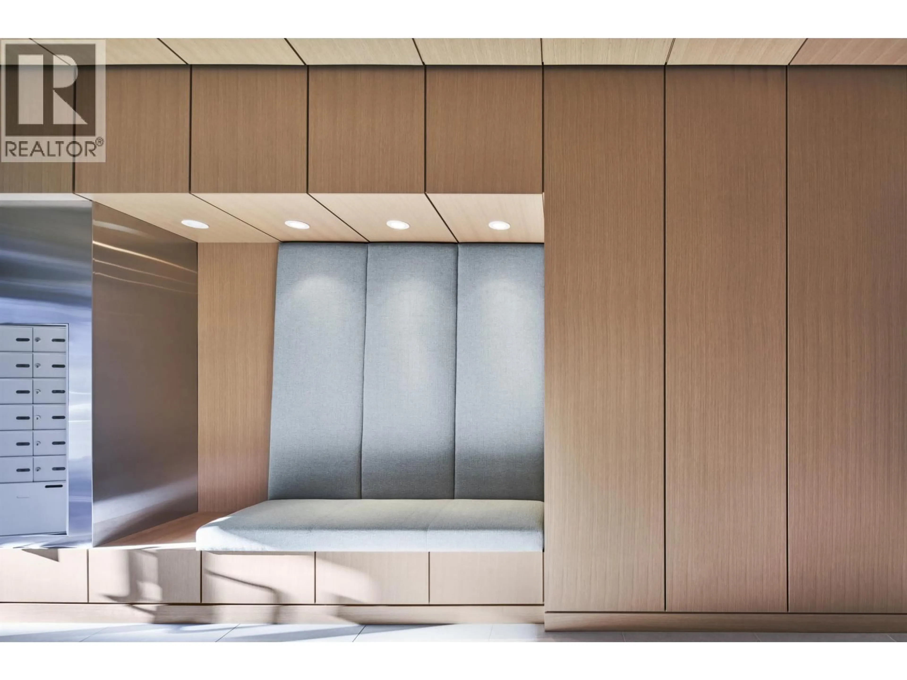Indoor foyer for 1553 8TH AVENUE, Vancouver British Columbia V6J1T5