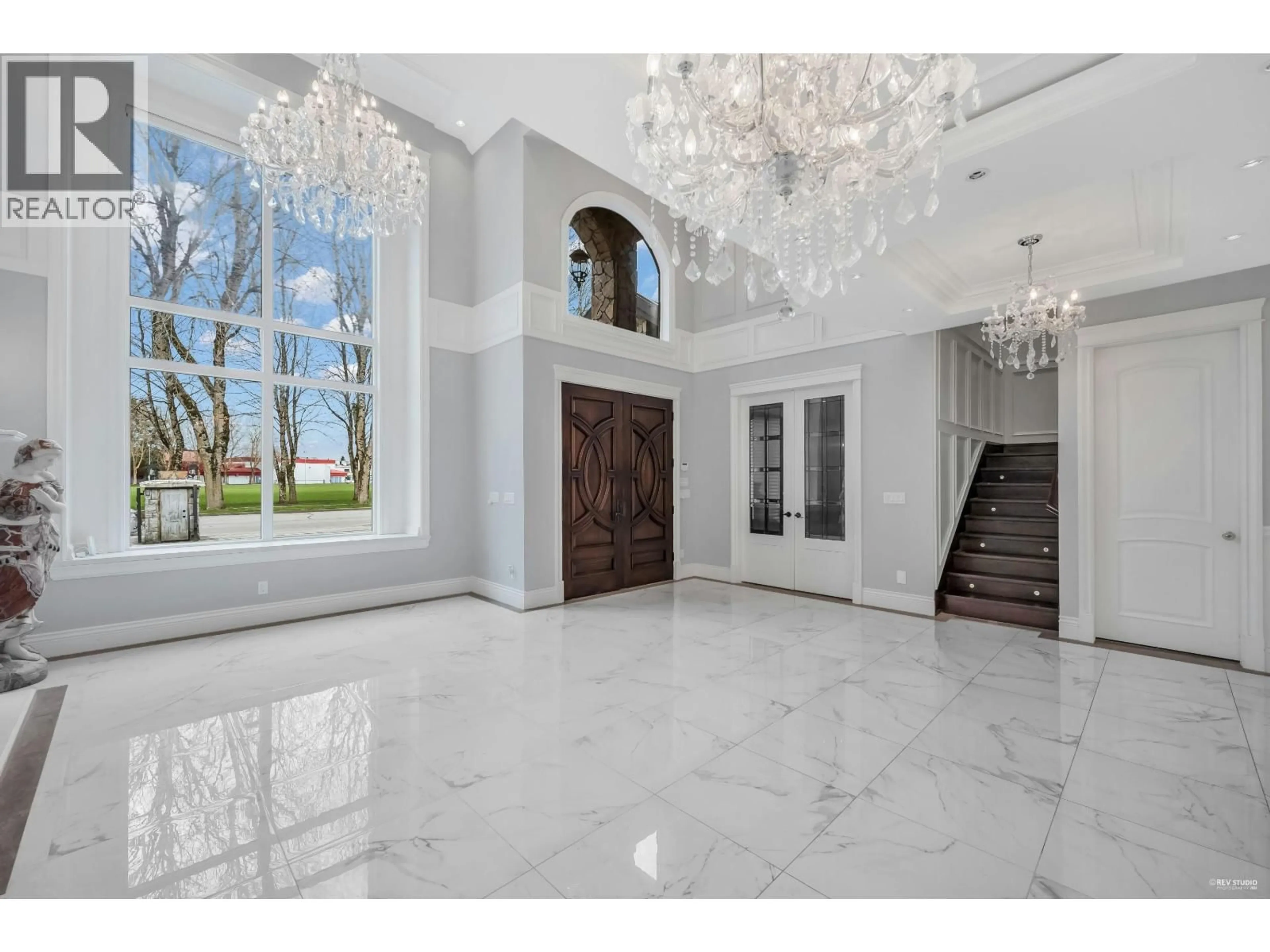 Indoor foyer for 8560 RYAN ROAD, Richmond British Columbia V7A2E6
