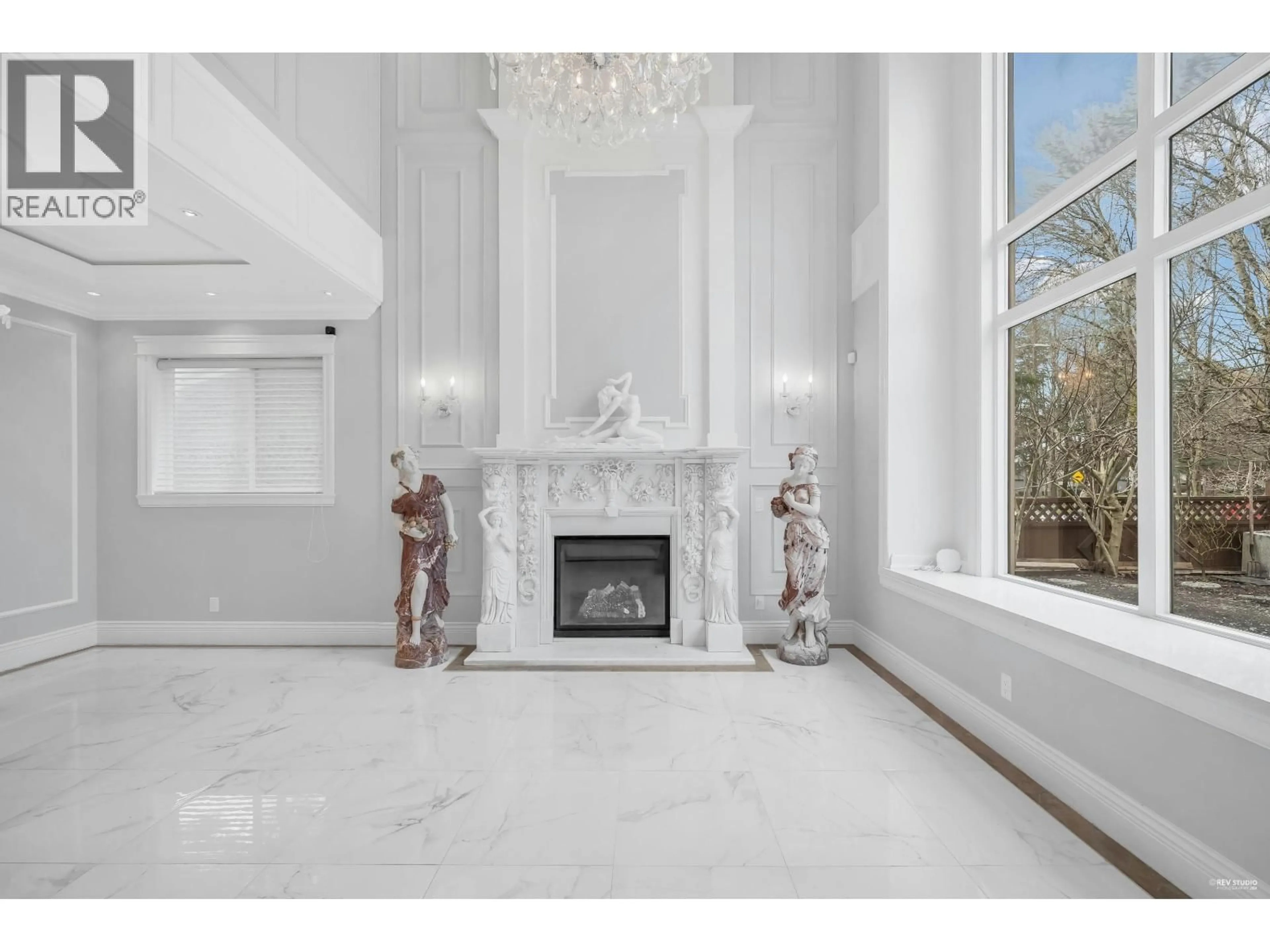 Indoor foyer for 8560 RYAN ROAD, Richmond British Columbia V7A2E6