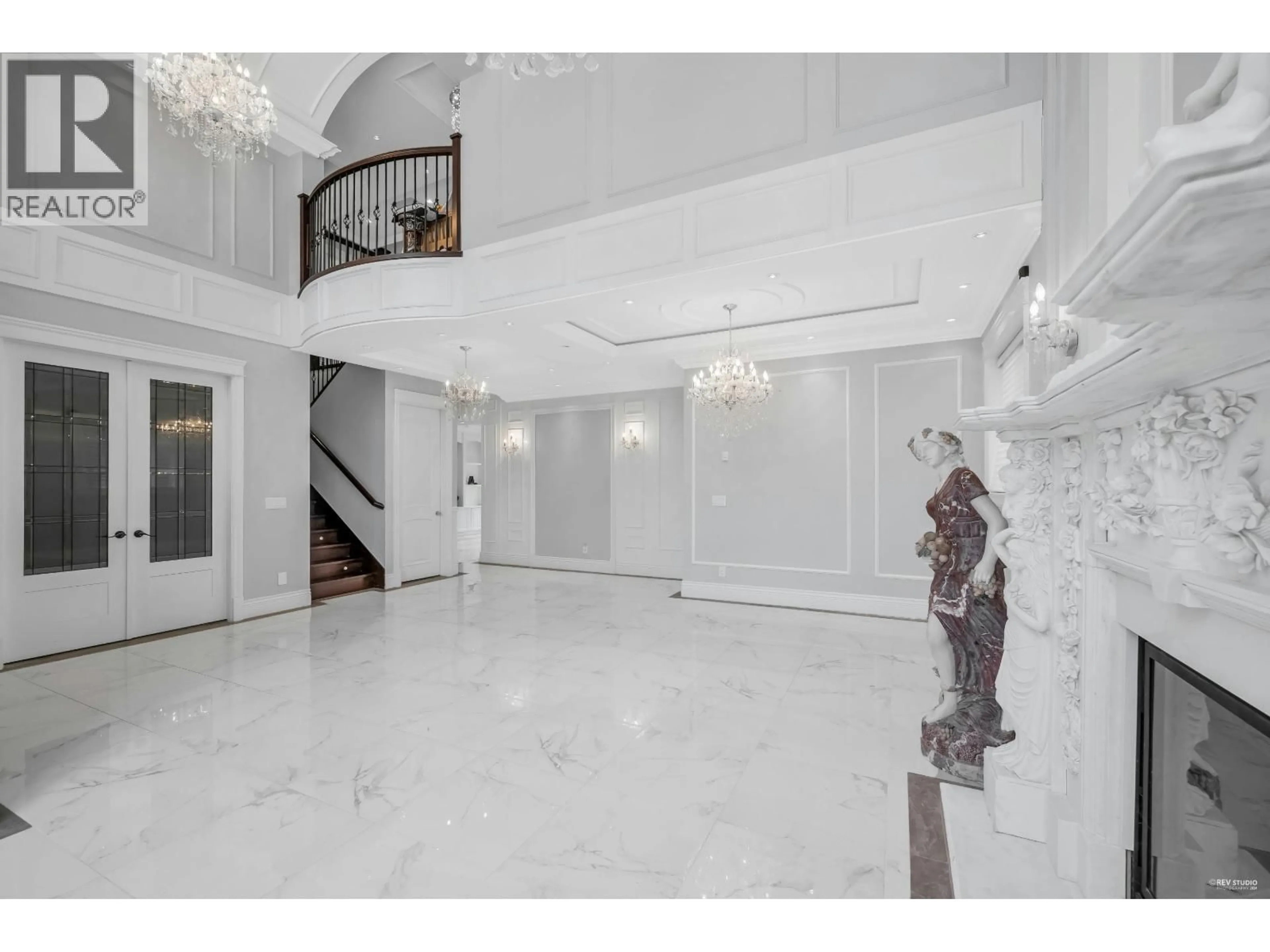 Indoor foyer for 8560 RYAN ROAD, Richmond British Columbia V7A2E6