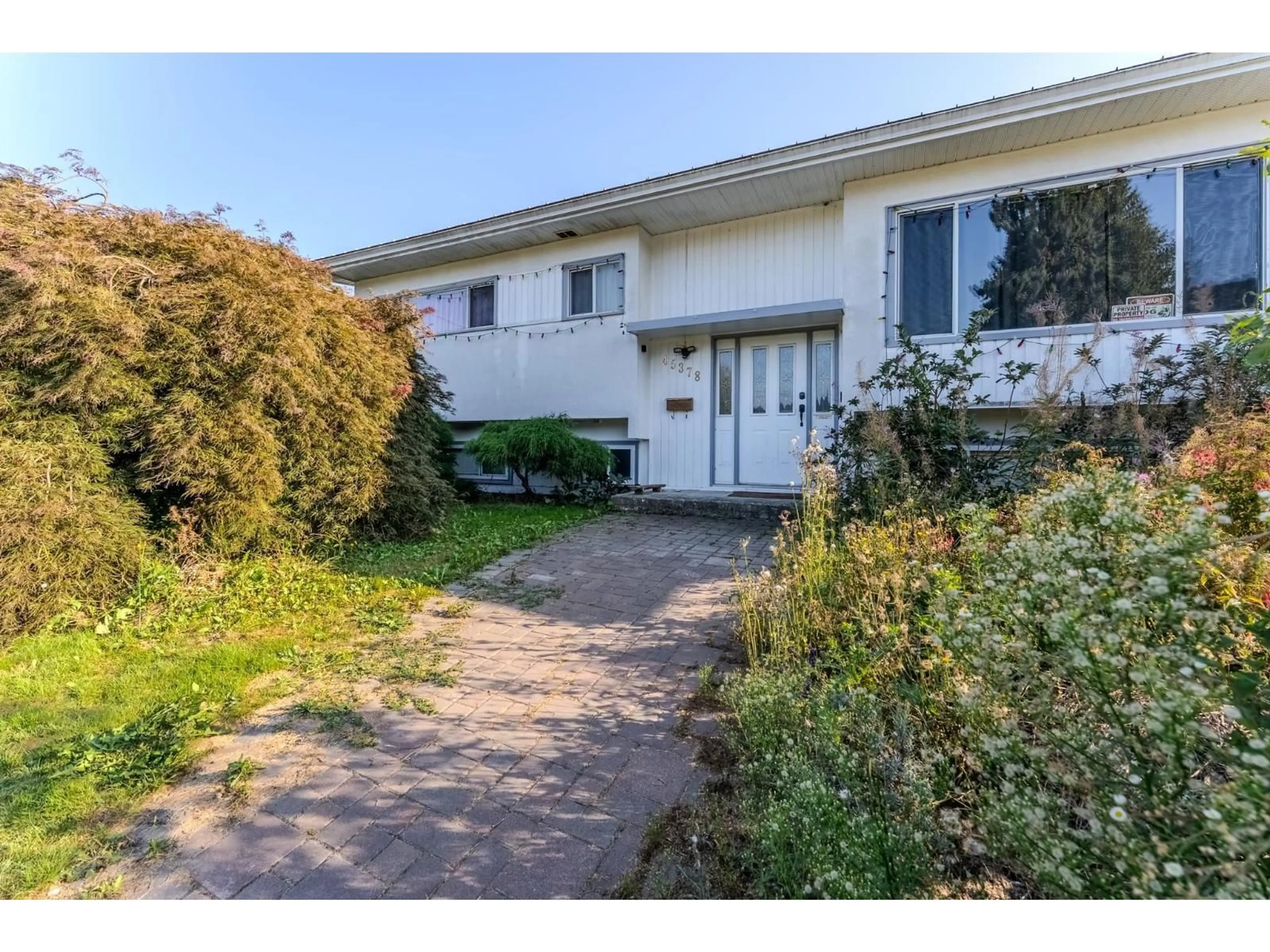 A pic from outside/outdoor area/front of a property/back of a property/a pic from drone, street for 45378 PRINCESS AVENUE, Chilliwack British Columbia V2P2C2