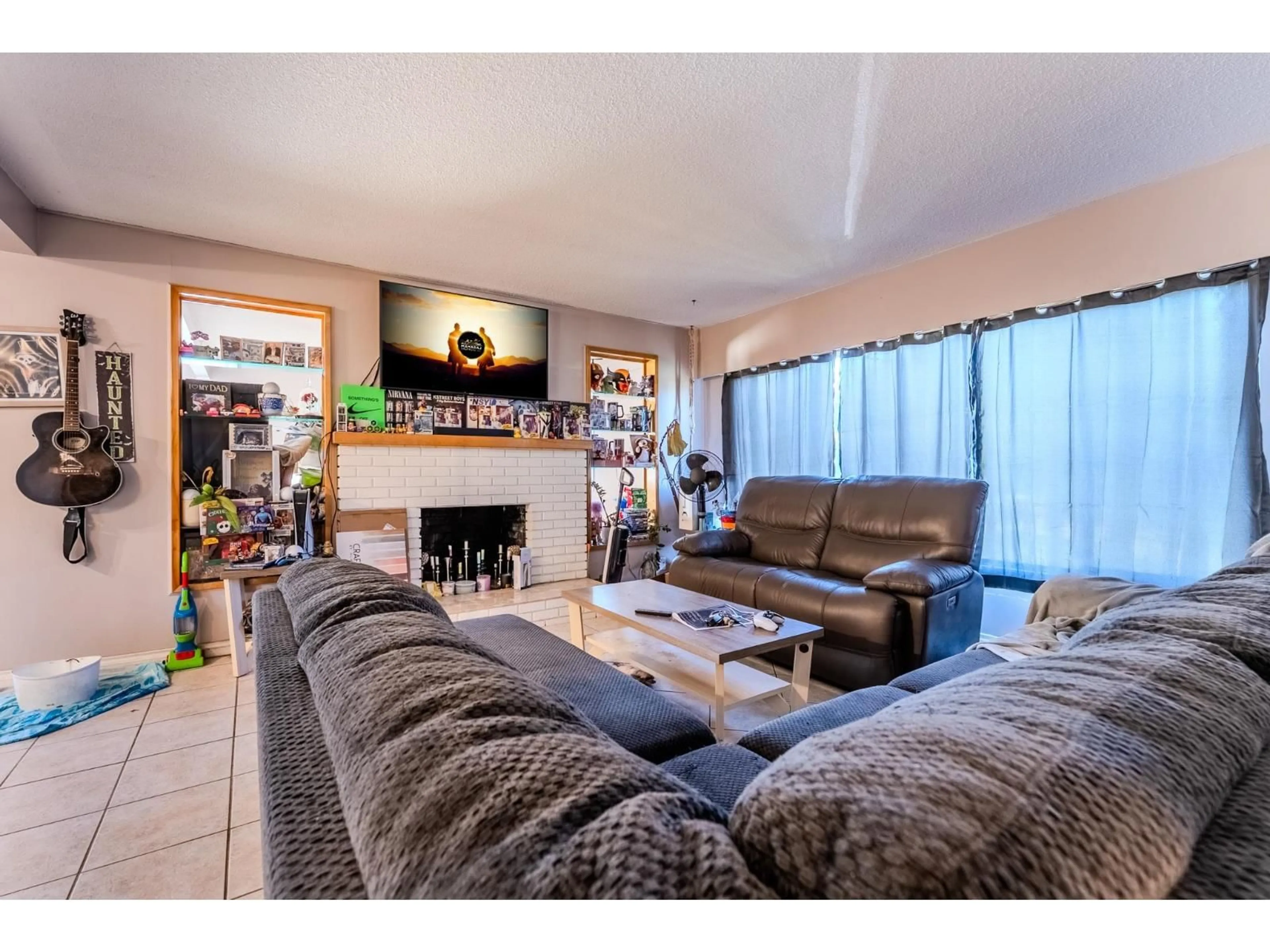 Living room with furniture, wood/laminate floor for 45378 PRINCESS AVENUE, Chilliwack British Columbia V2P2C2