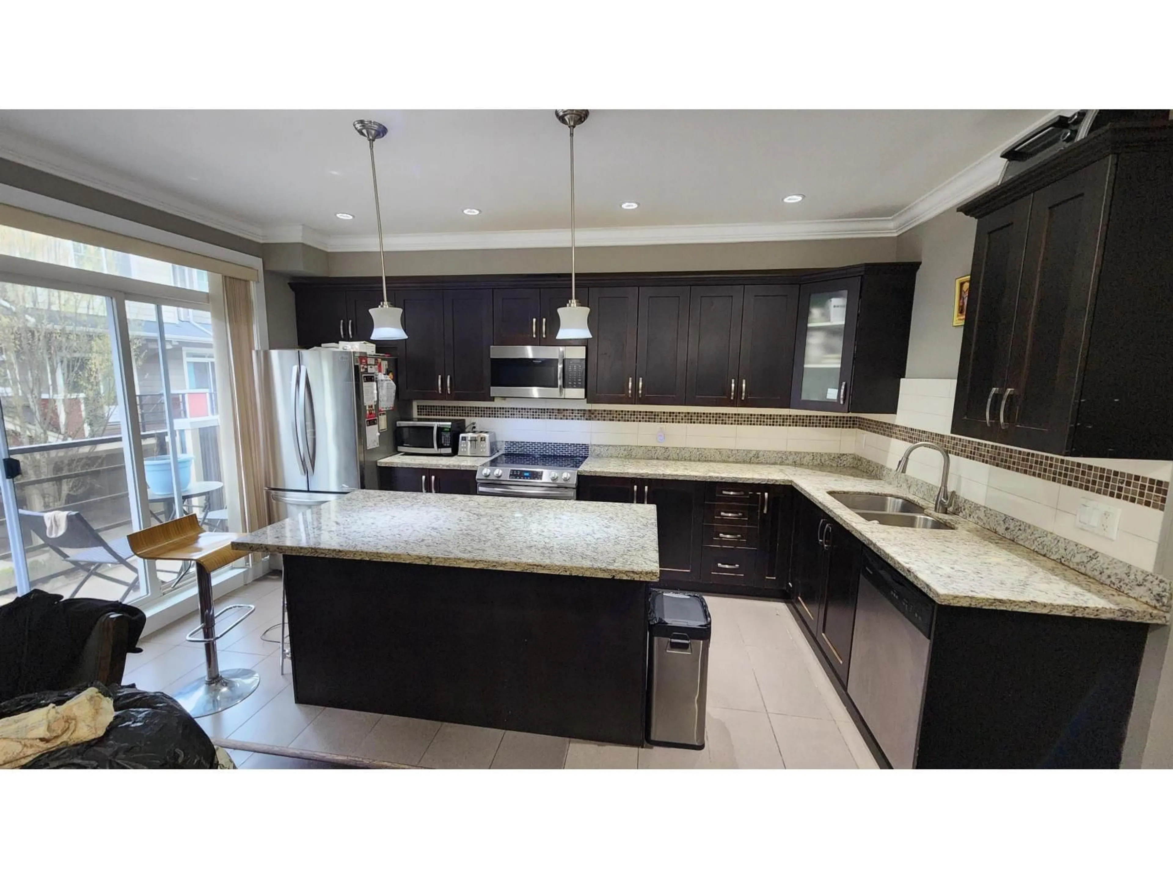 Open concept kitchen, unknown for 17 - 6383 140, Surrey British Columbia V3W0E9