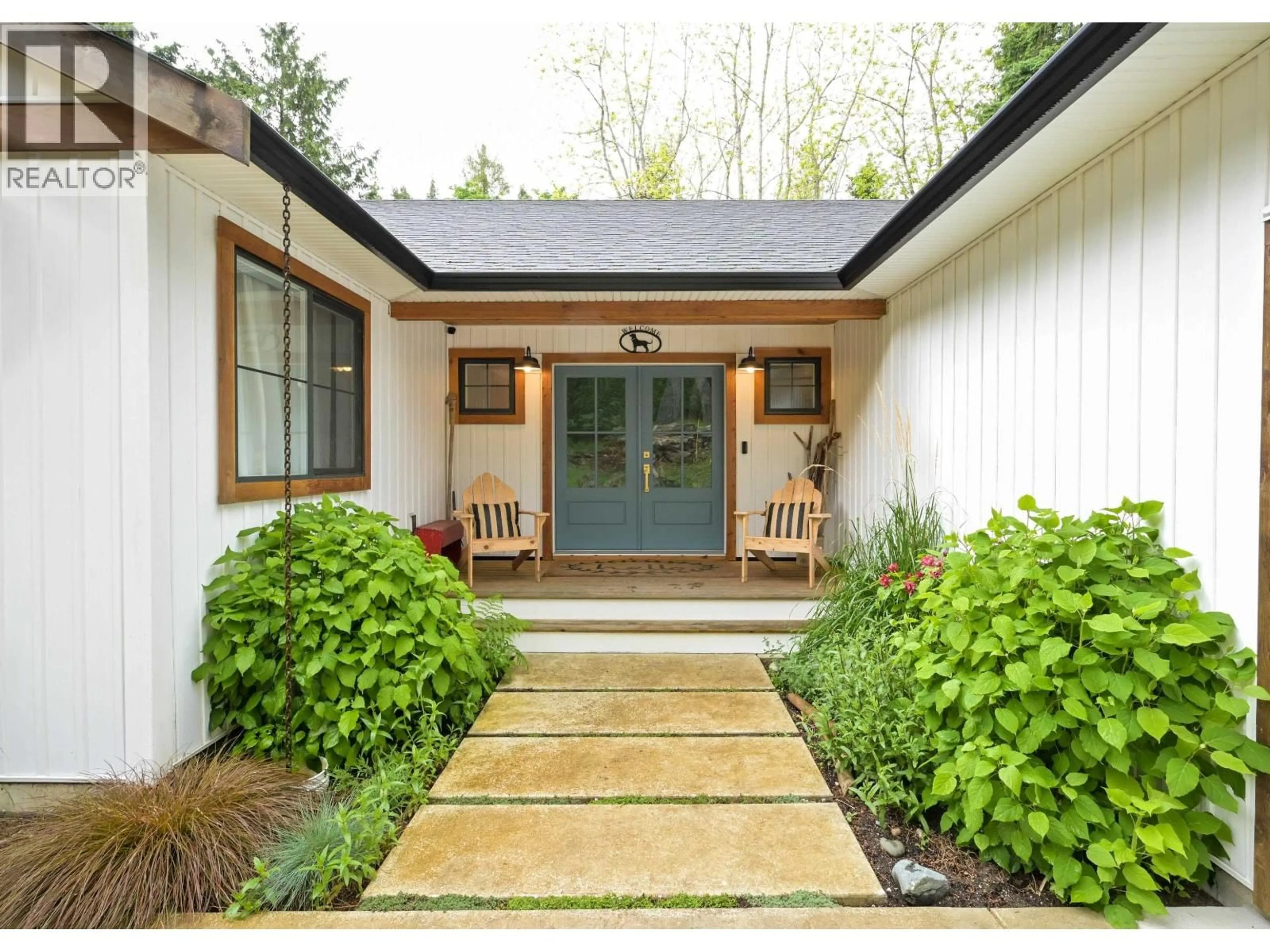 Indoor entryway for 8097 SOUTHWOOD ROAD, Halfmoon Bay British Columbia V7Z1A7