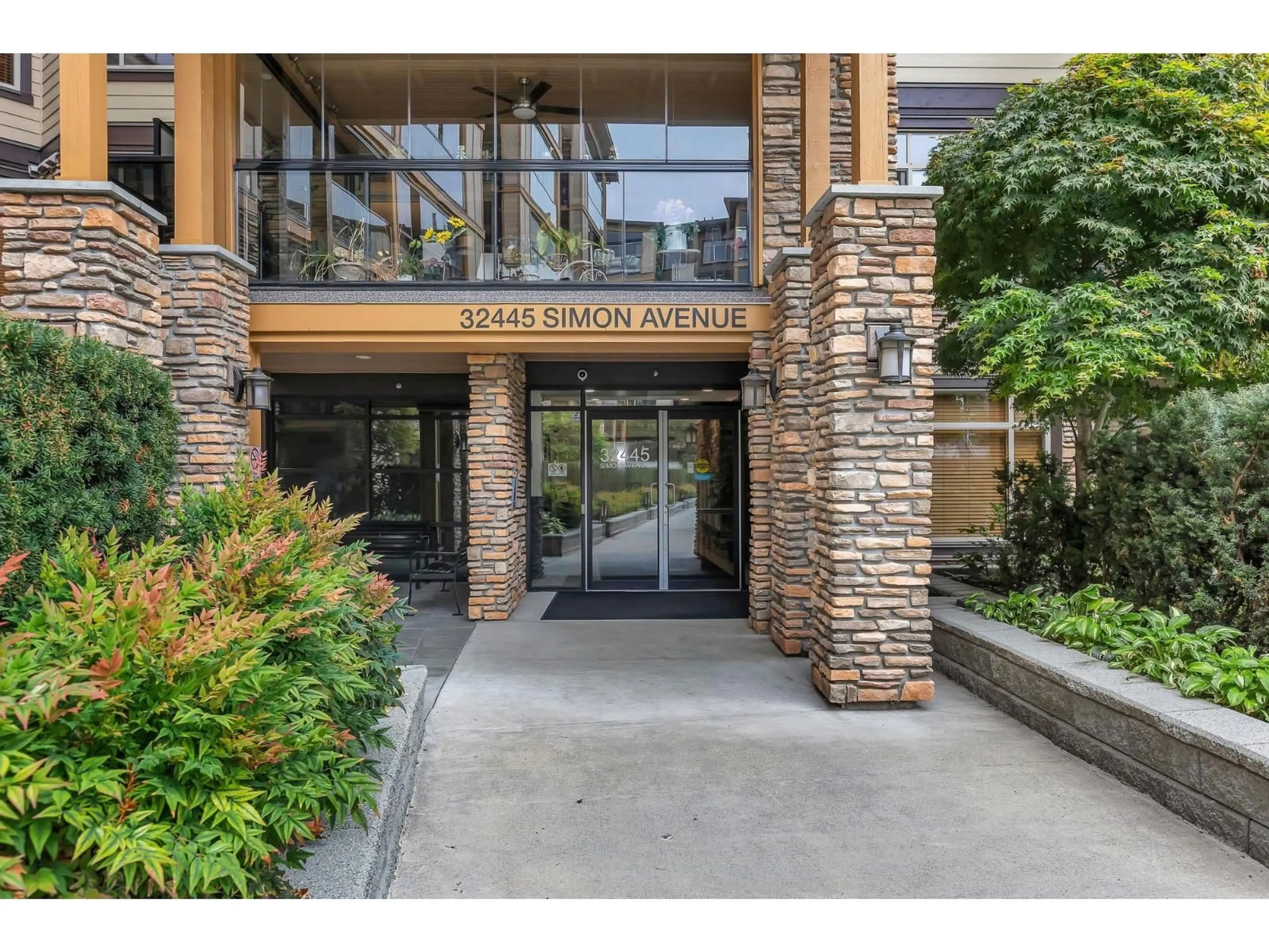 Indoor foyer for 121 - 32445 SIMON, Abbotsford British Columbia V2T0G7