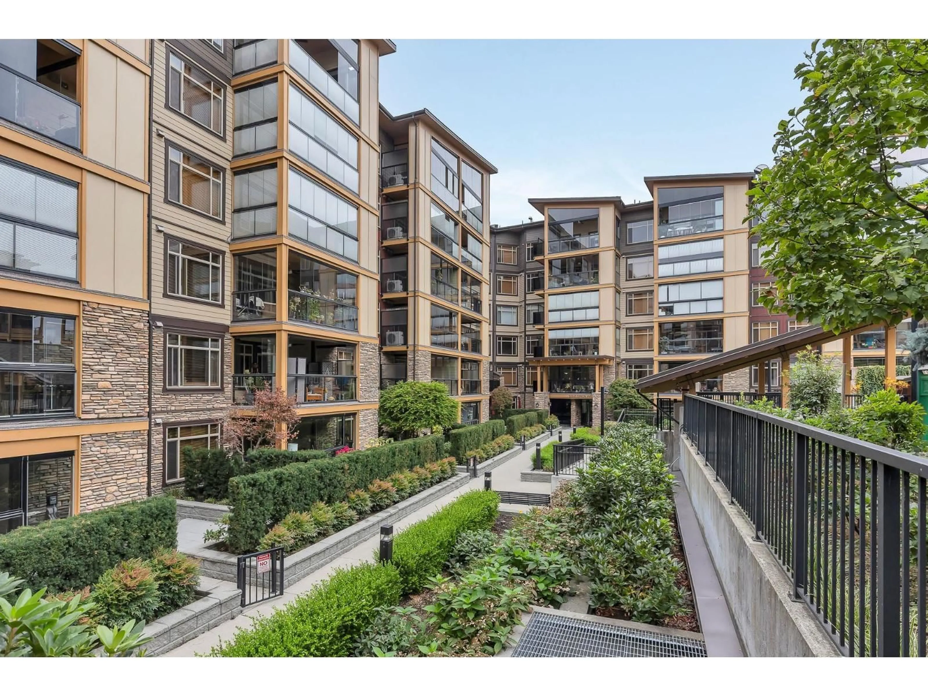 A pic from outside/outdoor area/front of a property/back of a property/a pic from drone, street for 121 - 32445 SIMON, Abbotsford British Columbia V2T0G7