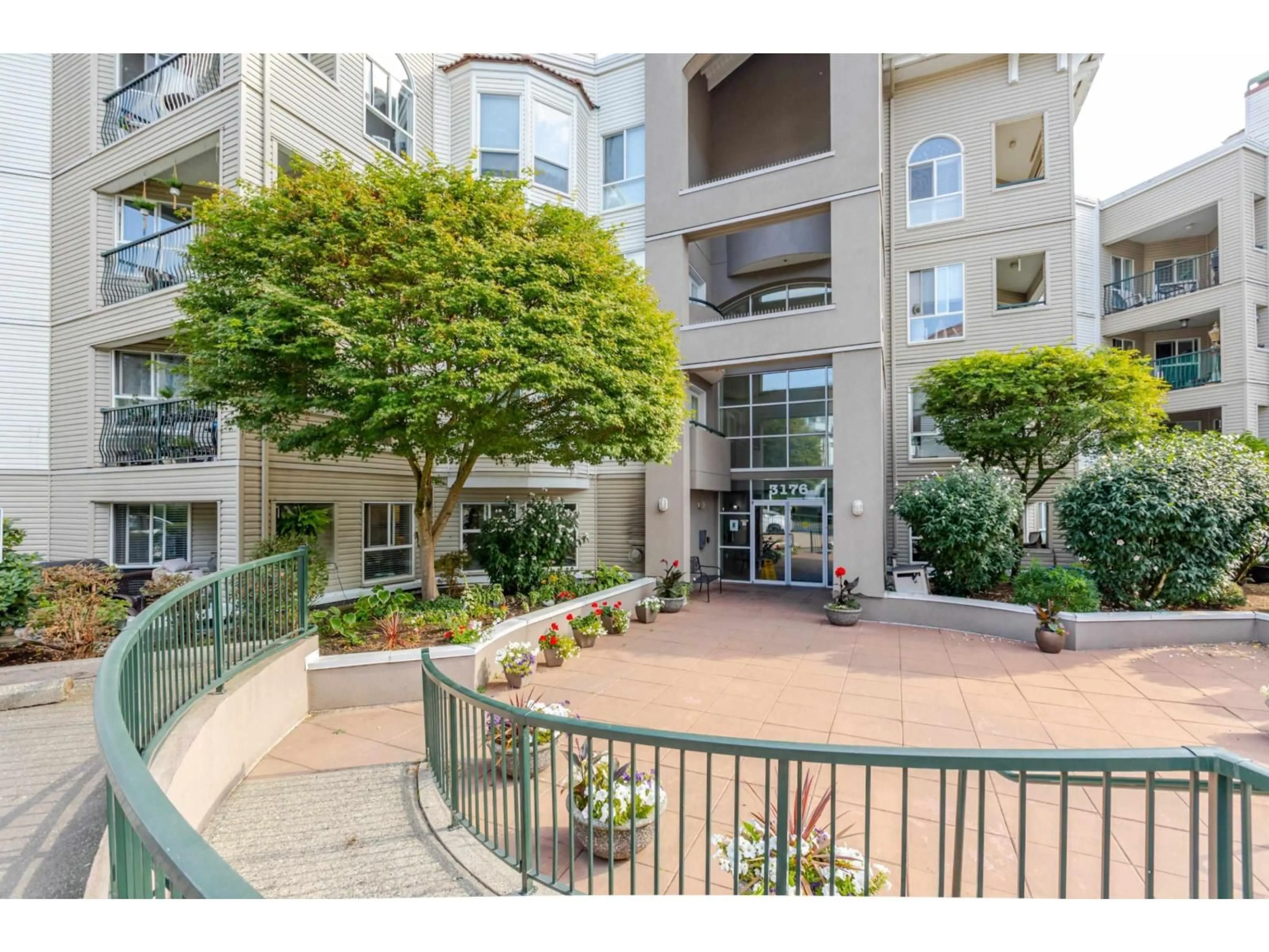 Indoor foyer for 208 - 3176 GLADWIN, Abbotsford British Columbia V2T6R7