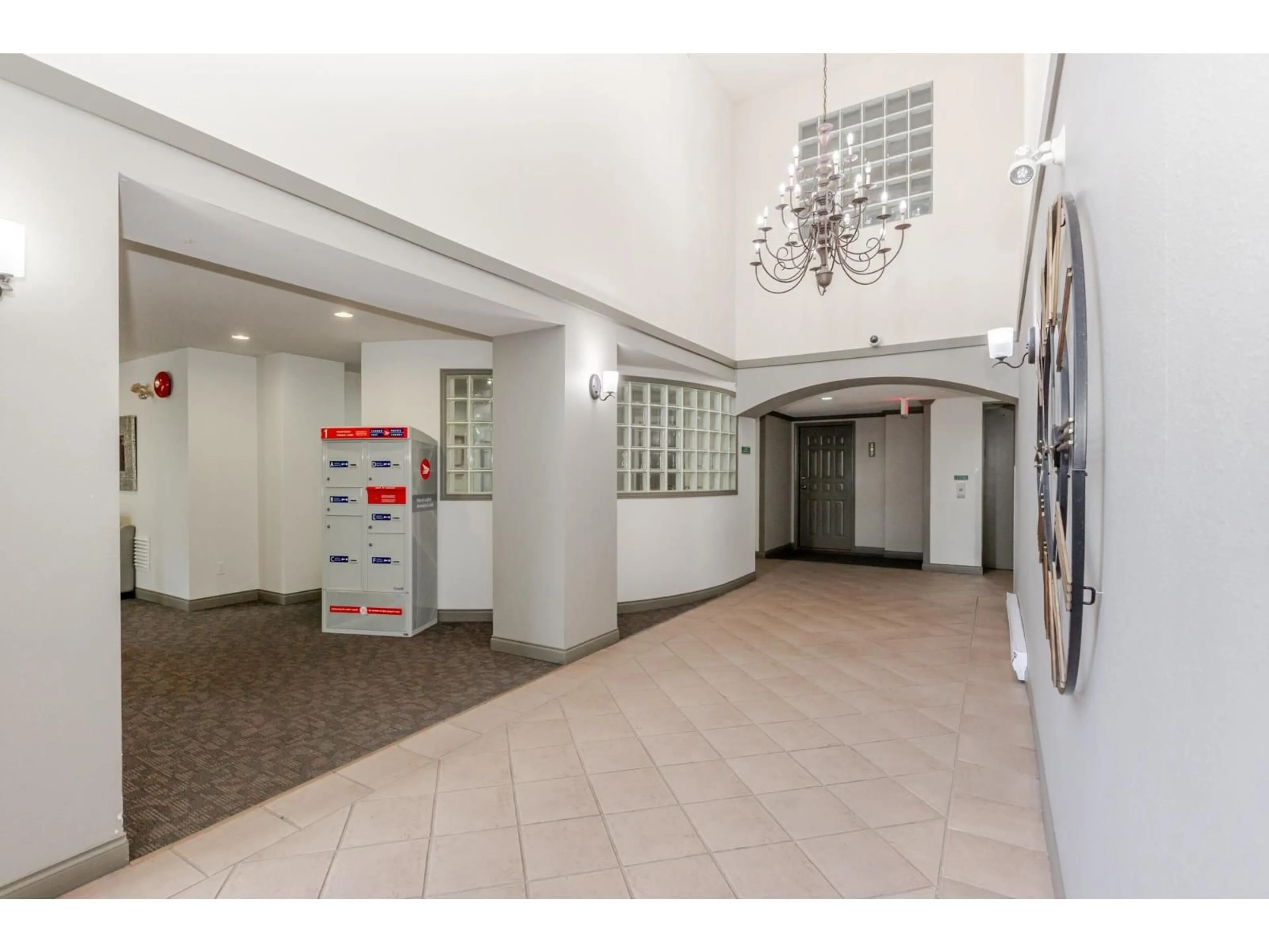 Indoor foyer for 208 - 3176 GLADWIN, Abbotsford British Columbia V2T6R7