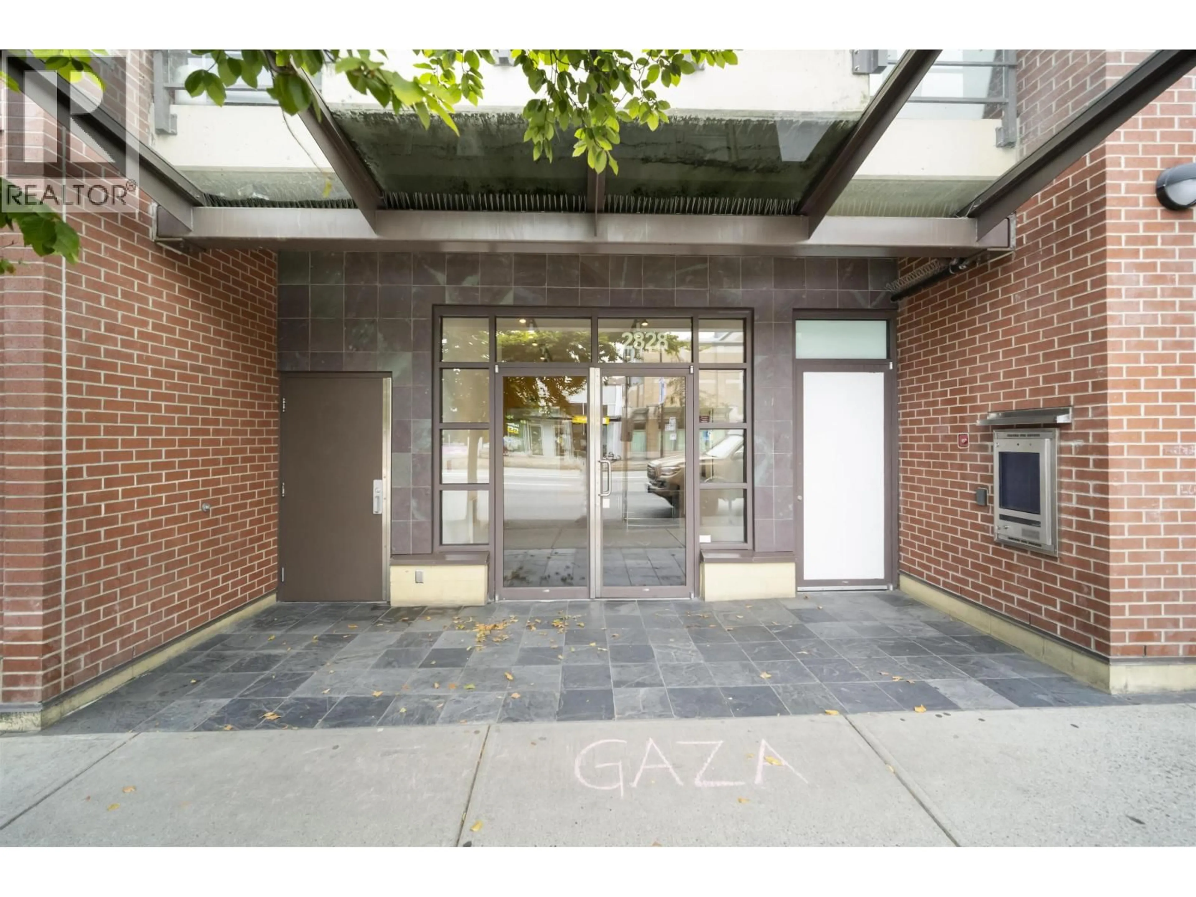 Indoor foyer for 402 - 2828 MAIN STREET, Vancouver British Columbia V5T3G2