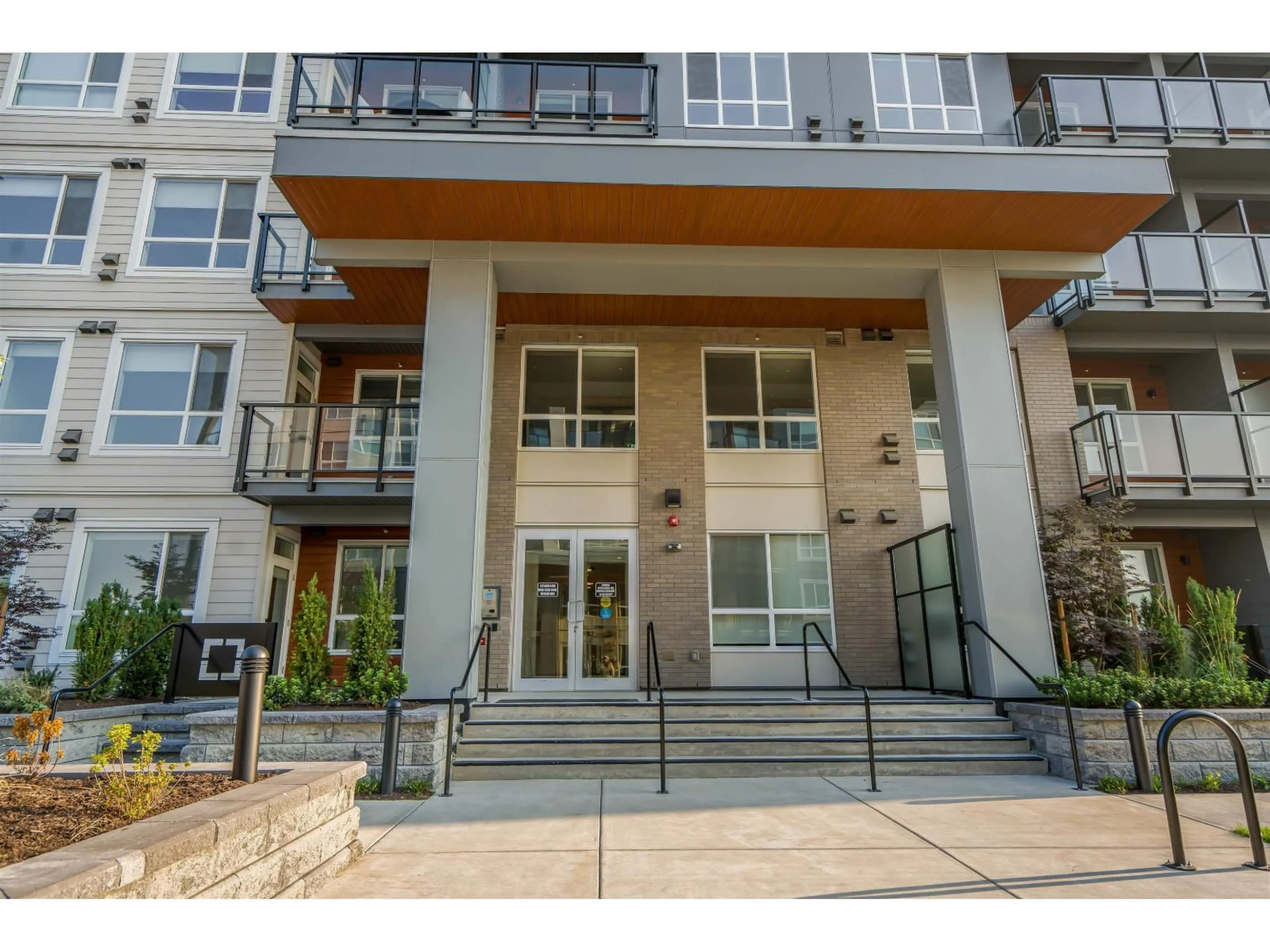 Indoor entryway for 109 - 30494 CARDINAL, Abbotsford British Columbia V2T0A5